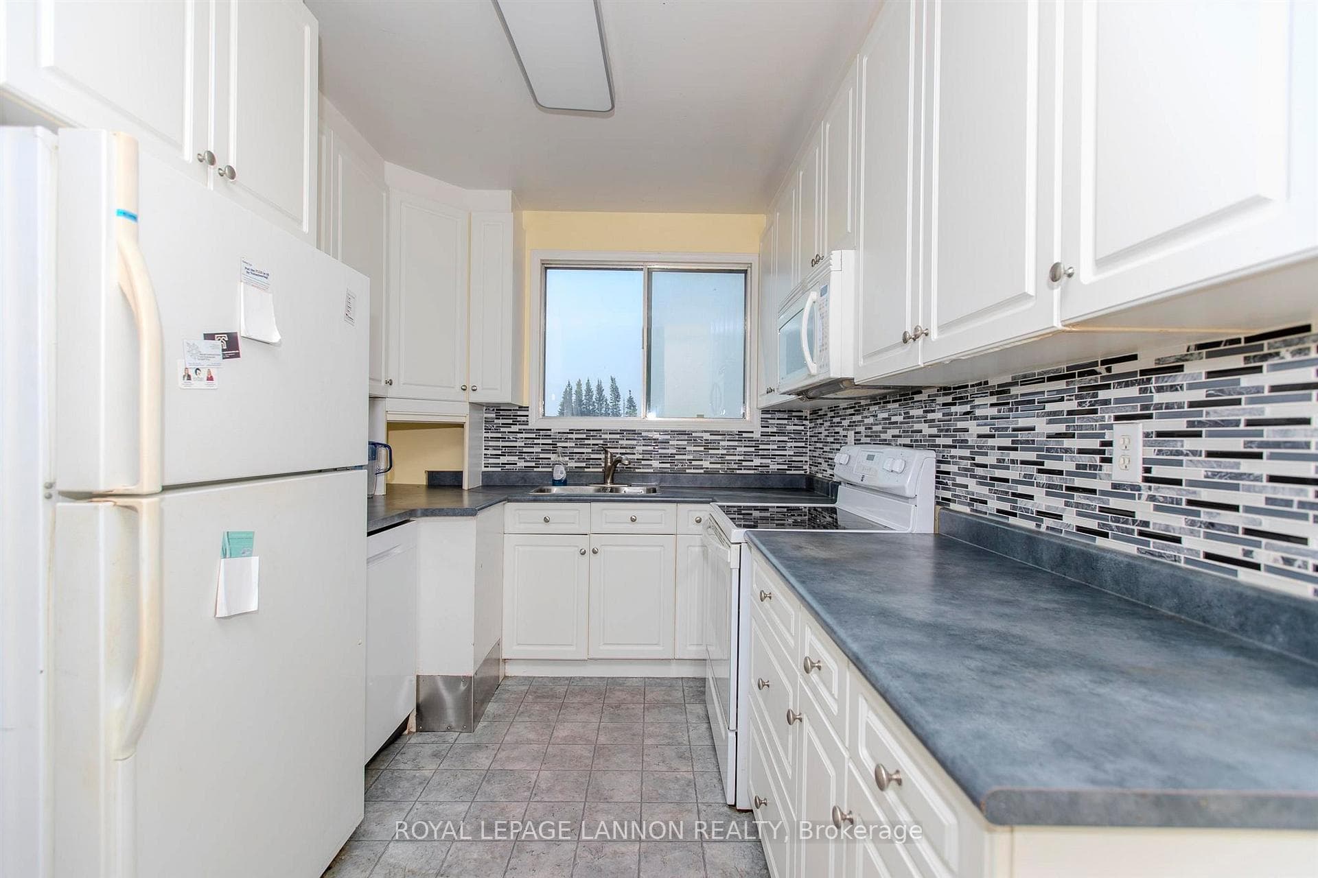 425 Queen Street photo 13