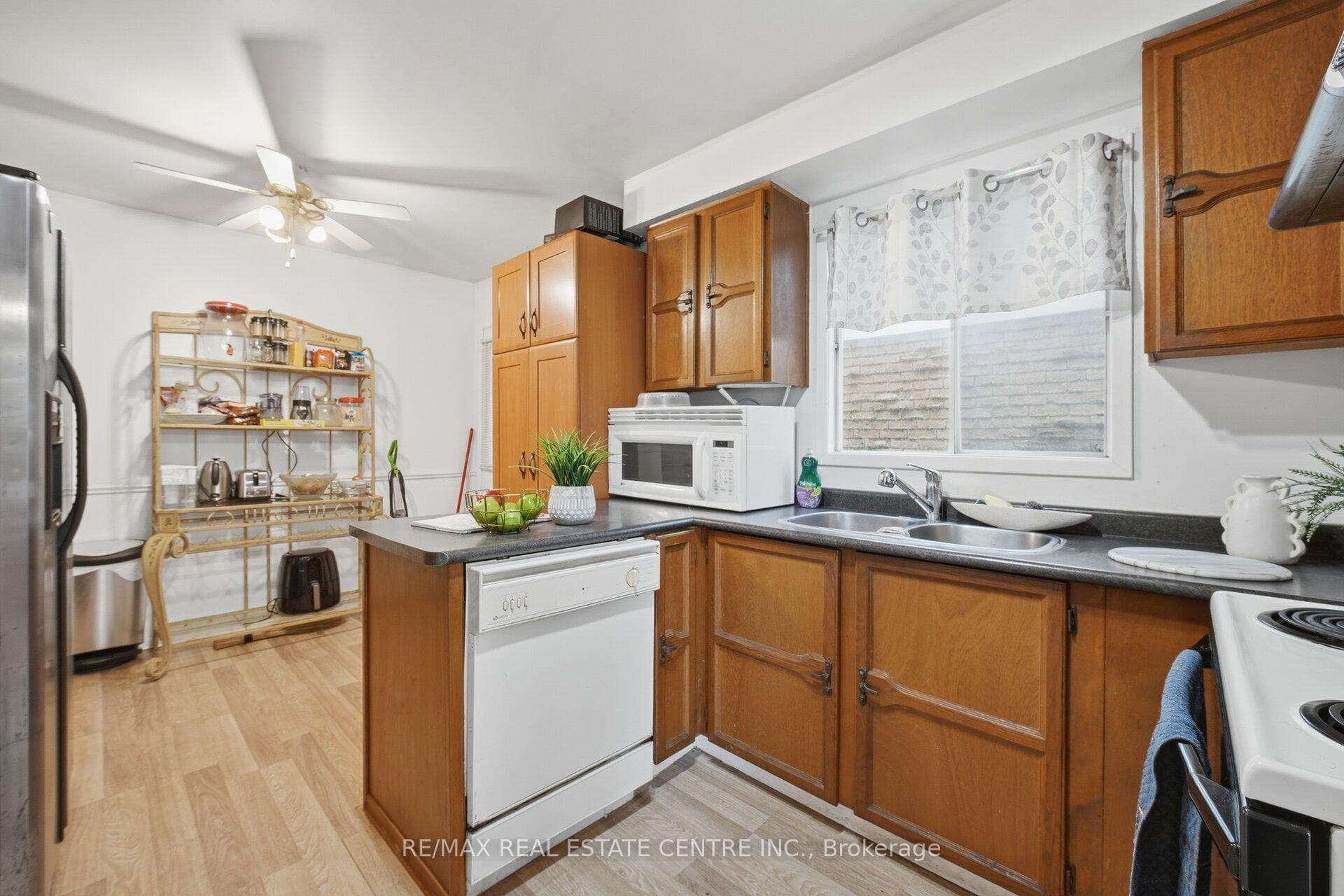 32 Dafoe Crescent photo 11