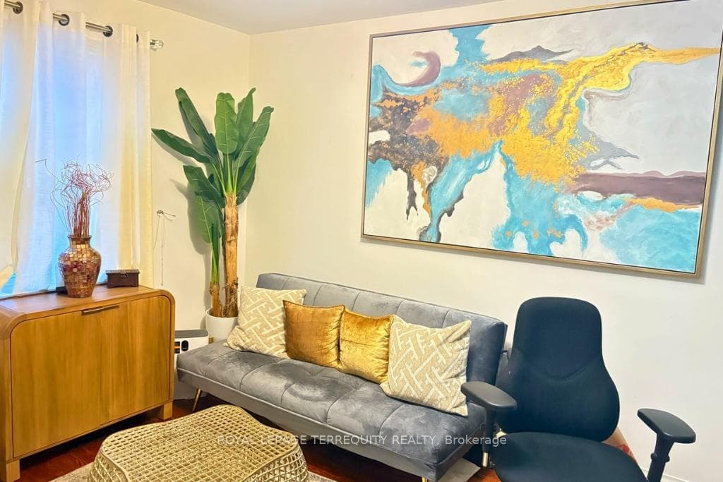 43 Holland Avenue Unit Main/Upper photo 9