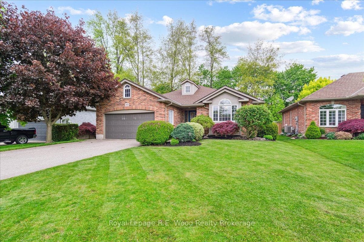 43 WOODLAND Crescent photo 2