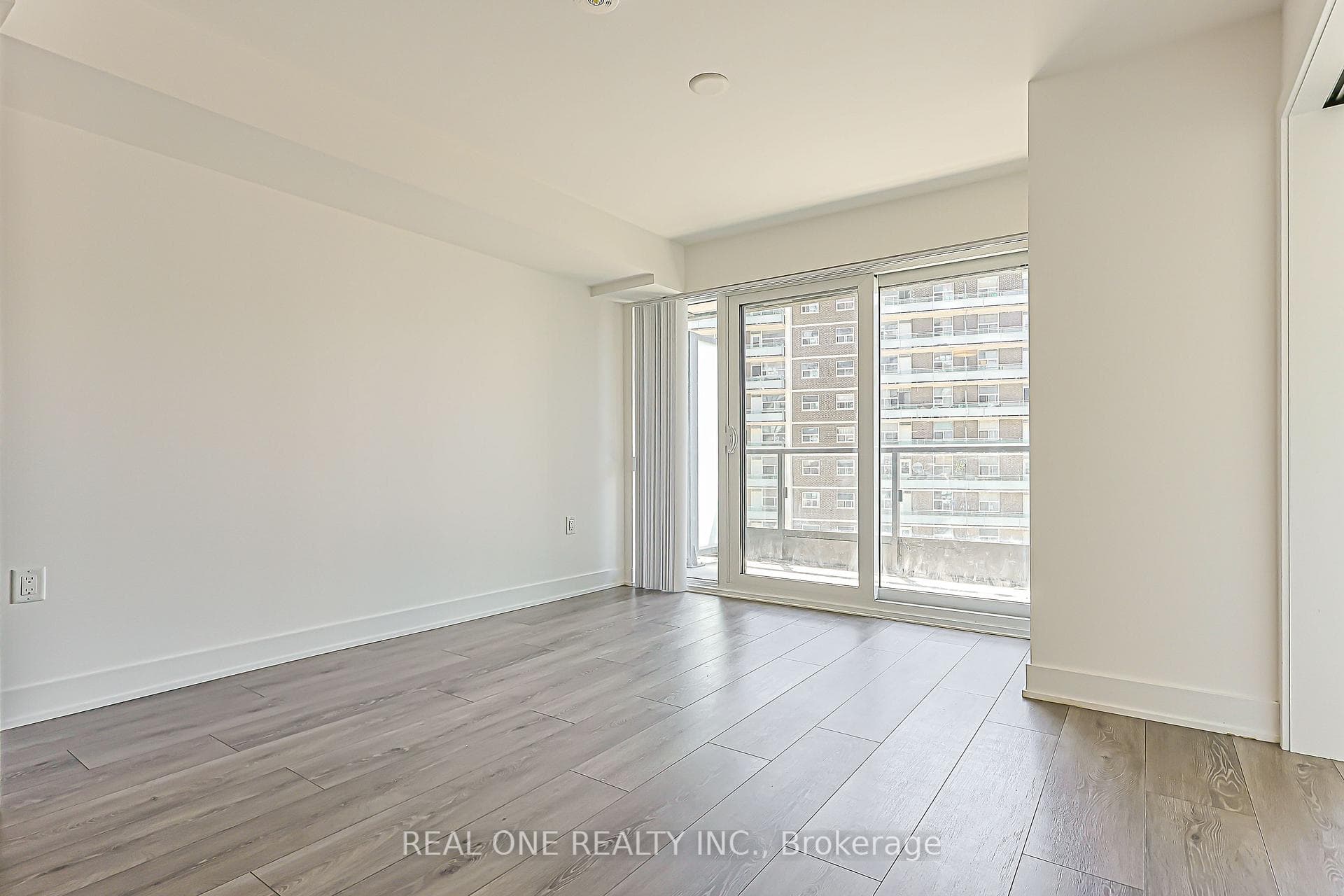 585 Bloor St East Street Unit 821 photo 17