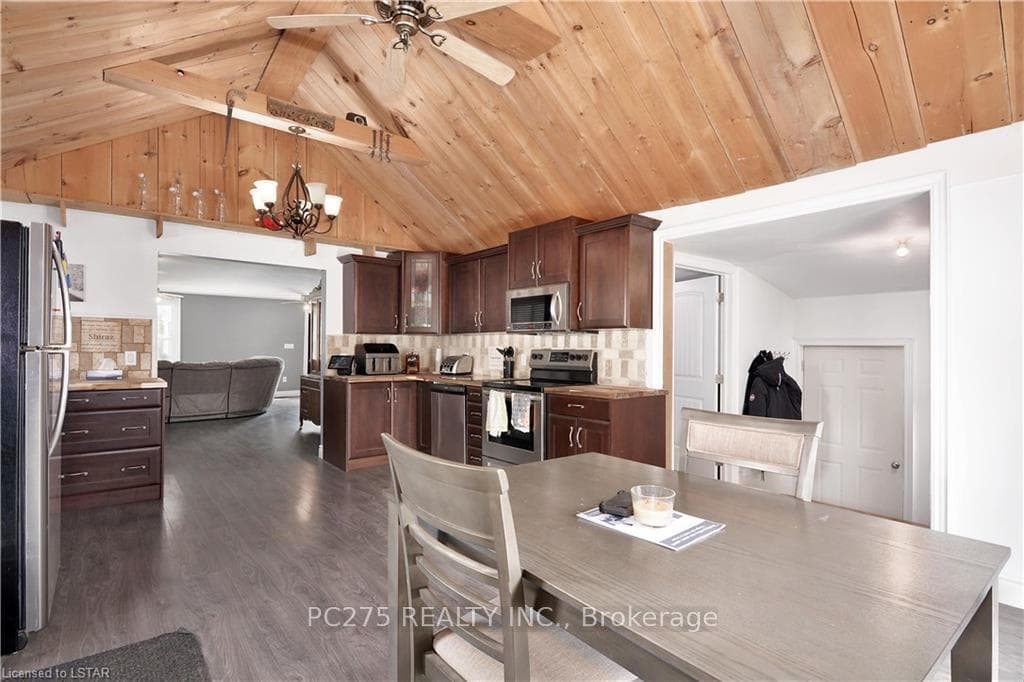471 SIMCOE Street photo 10
