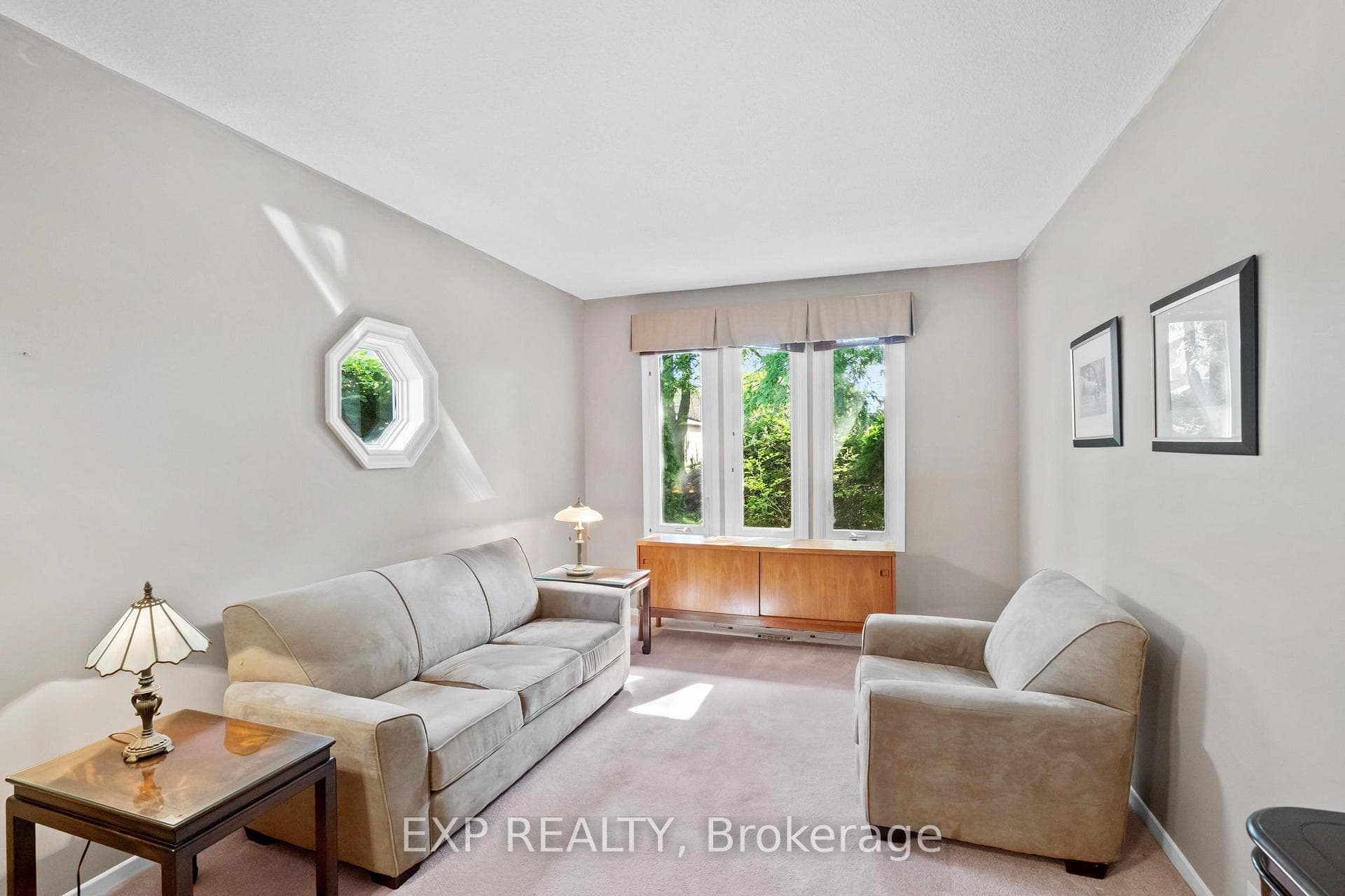 97 Mercer Crescent photo 2
