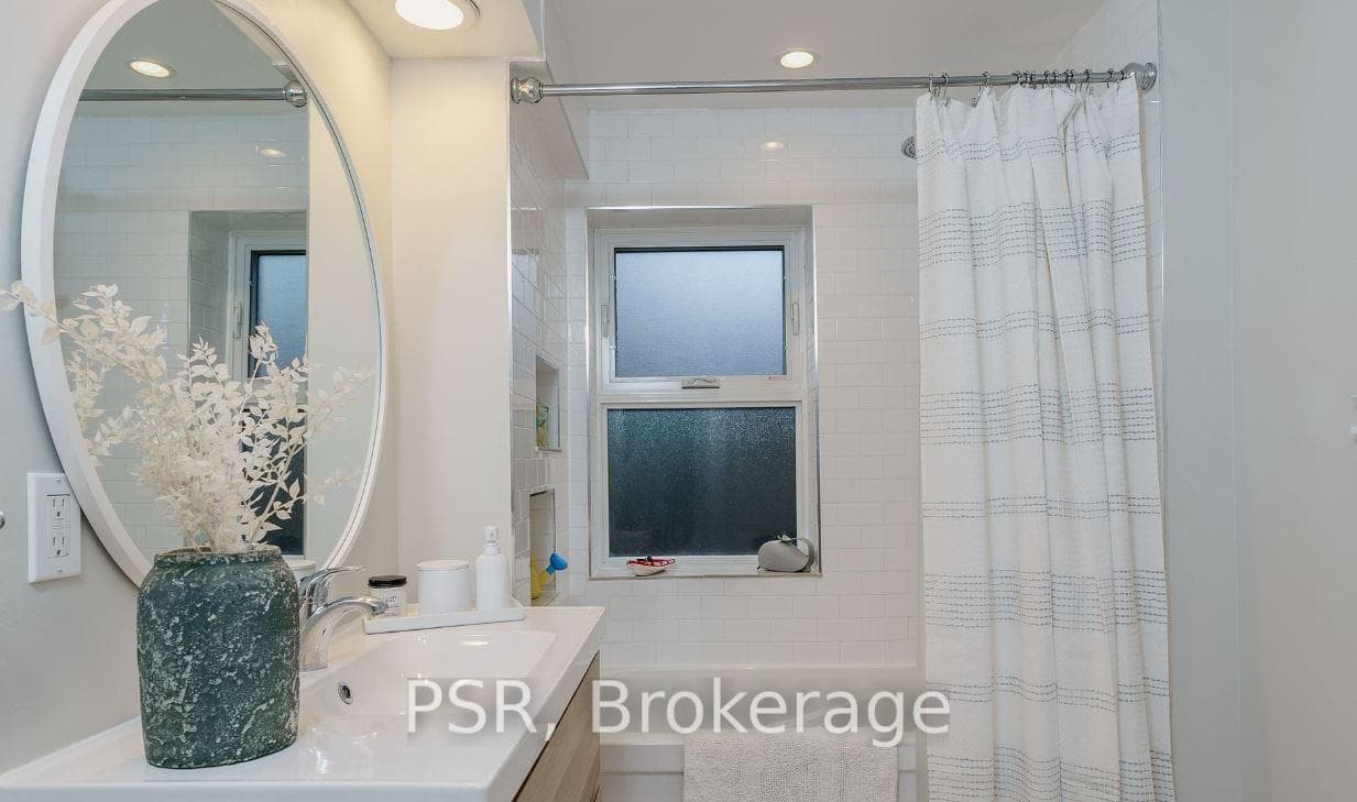 Main Floor 2nd Bathroom