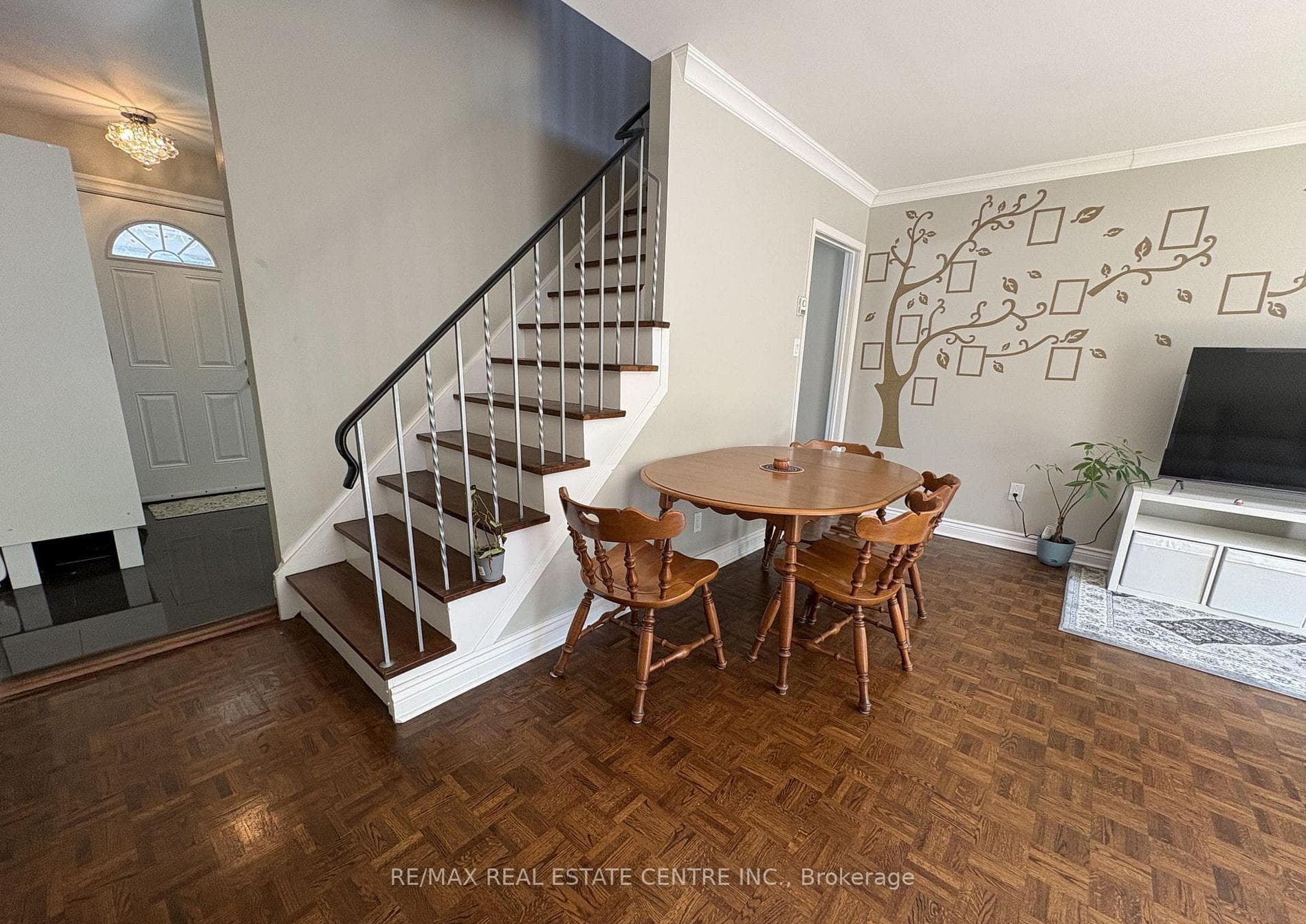 105 Wales Avenue photo 4