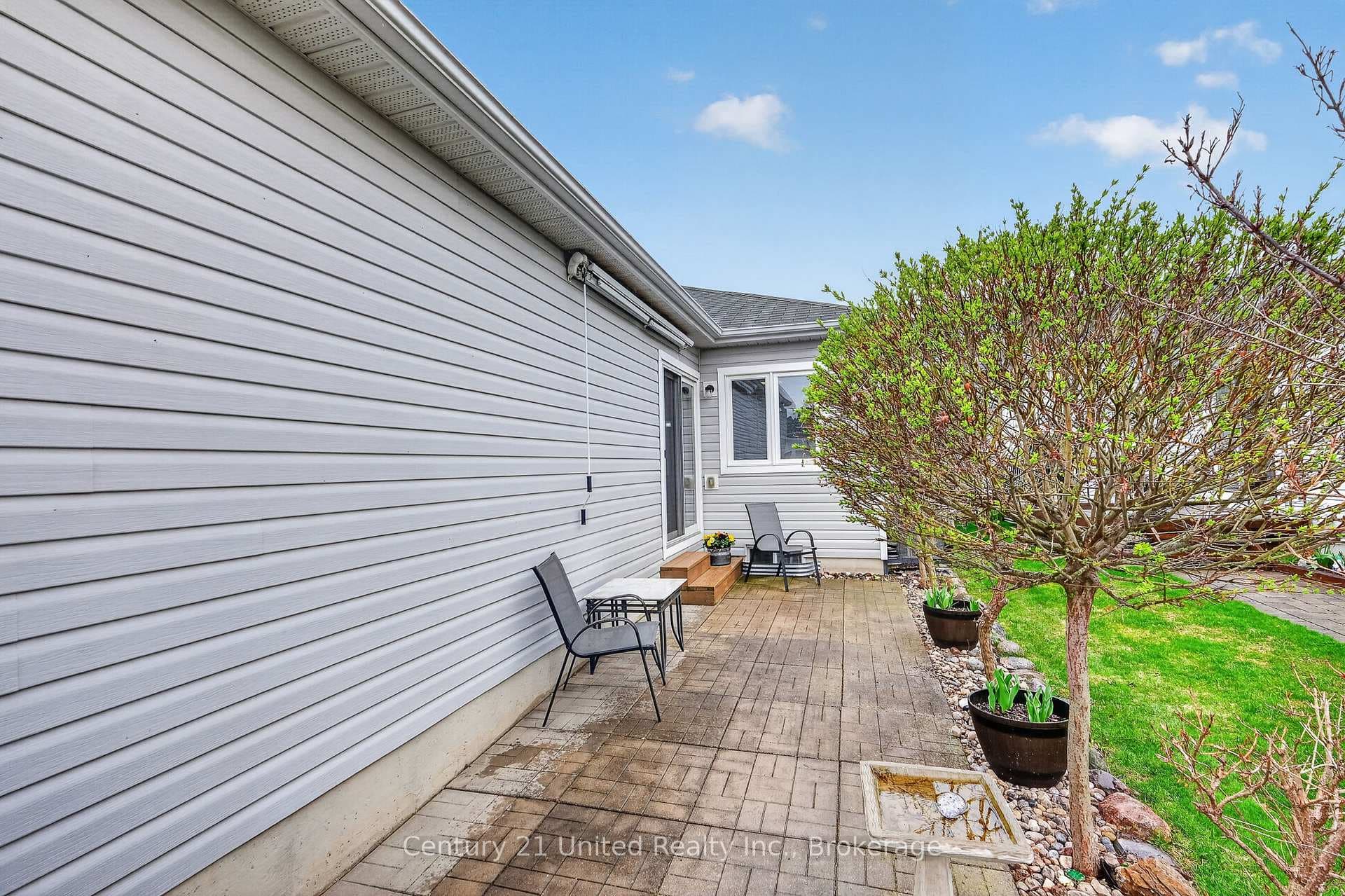 832 Leslie Street photo 32