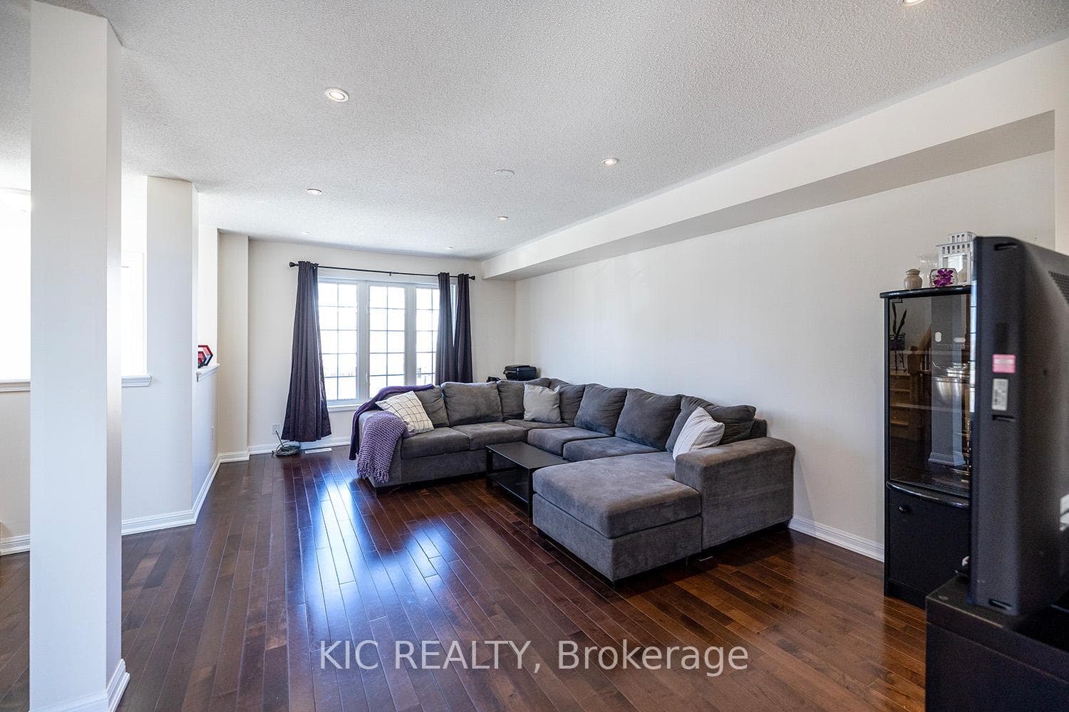 899 Bourne Crescent photo 7