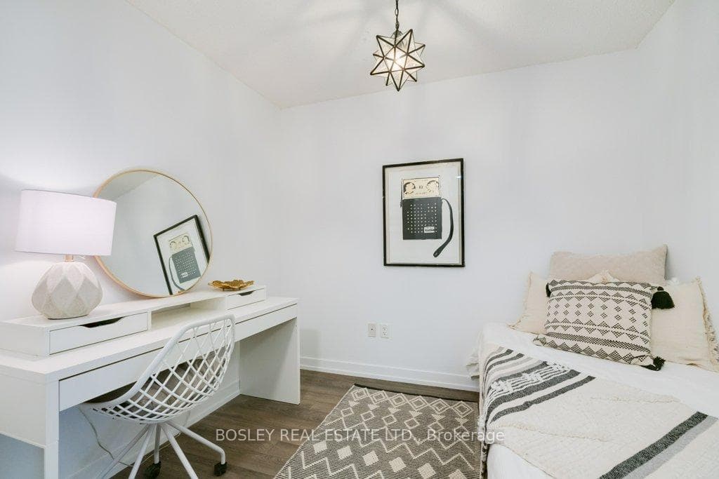 812 Lansdowne Avenue Unit 810 photo 12