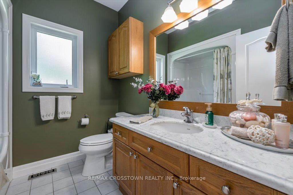 Main floor 4pc bath