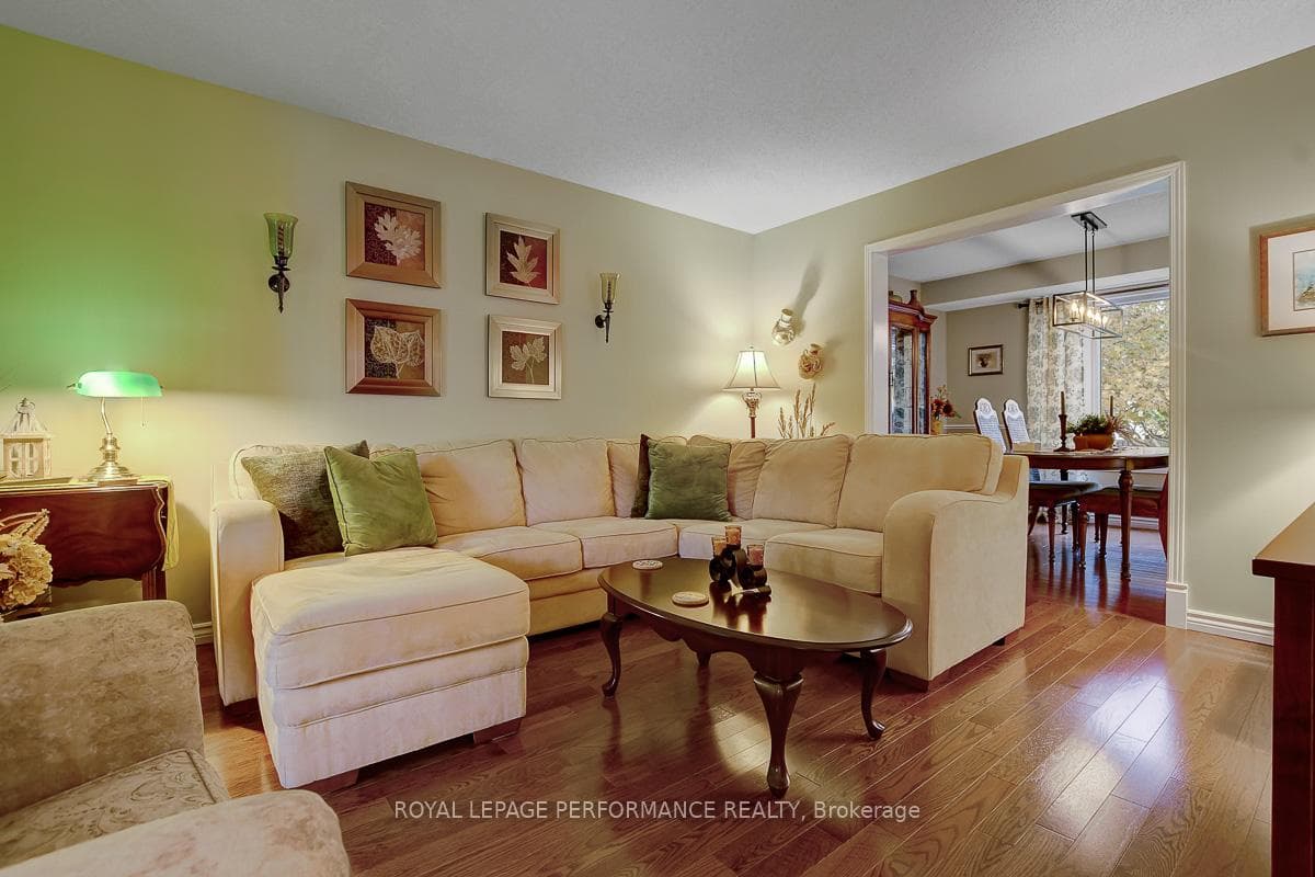 32 Parklands Avenue photo 8