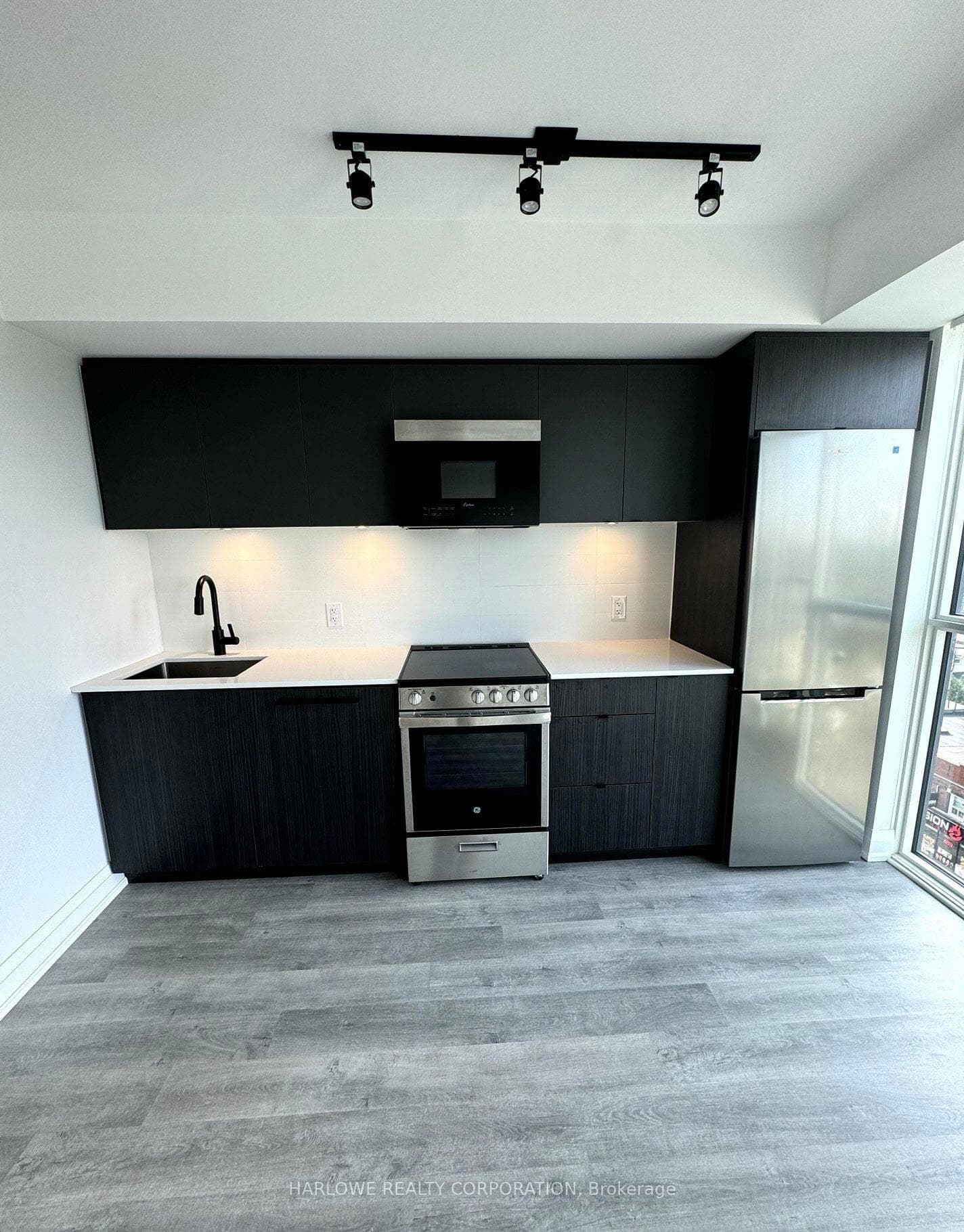 2369 Danforth Avenue Unit 703 photo 2