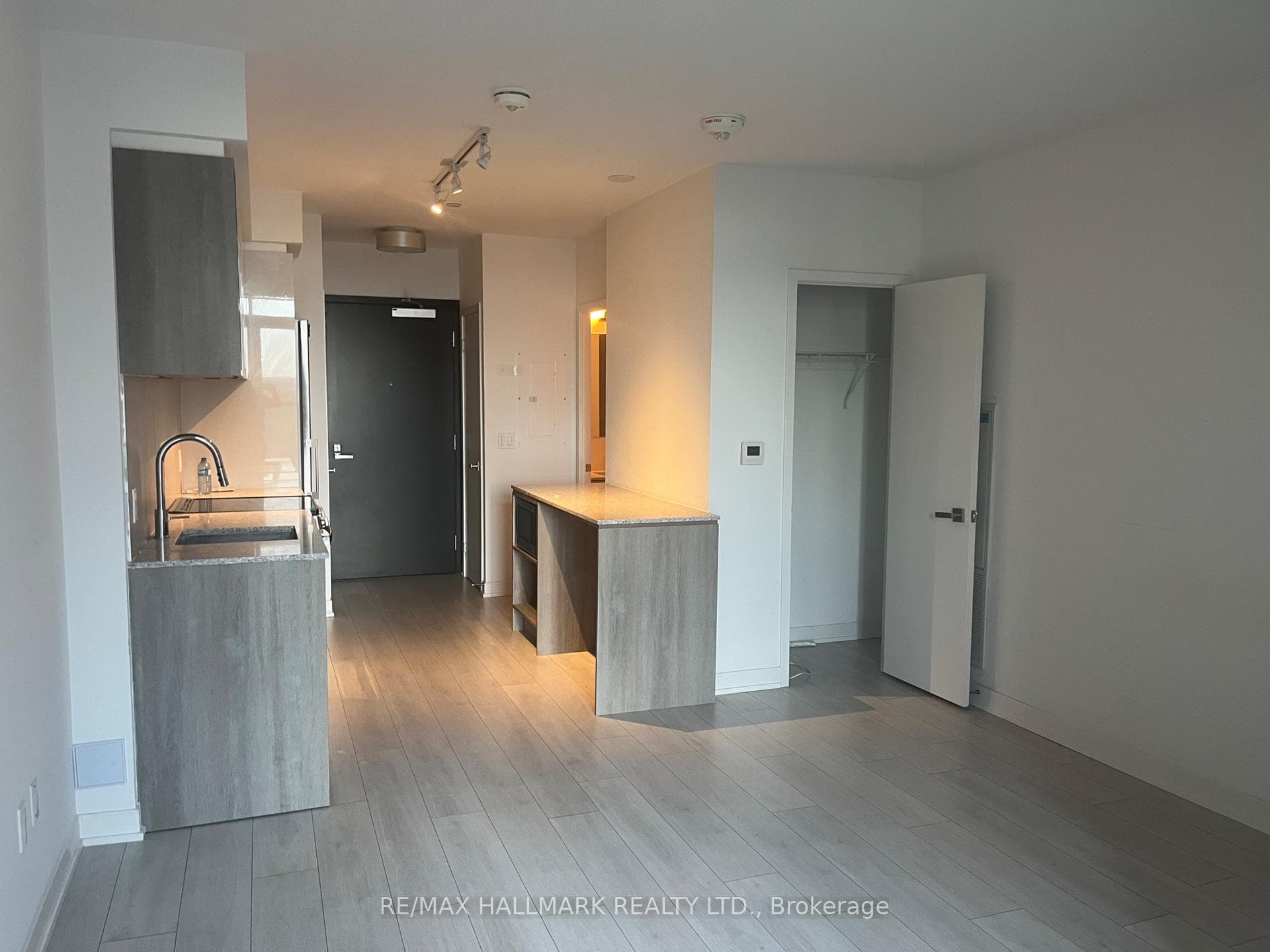 31 Tippett Road Unit 637 photo 11
