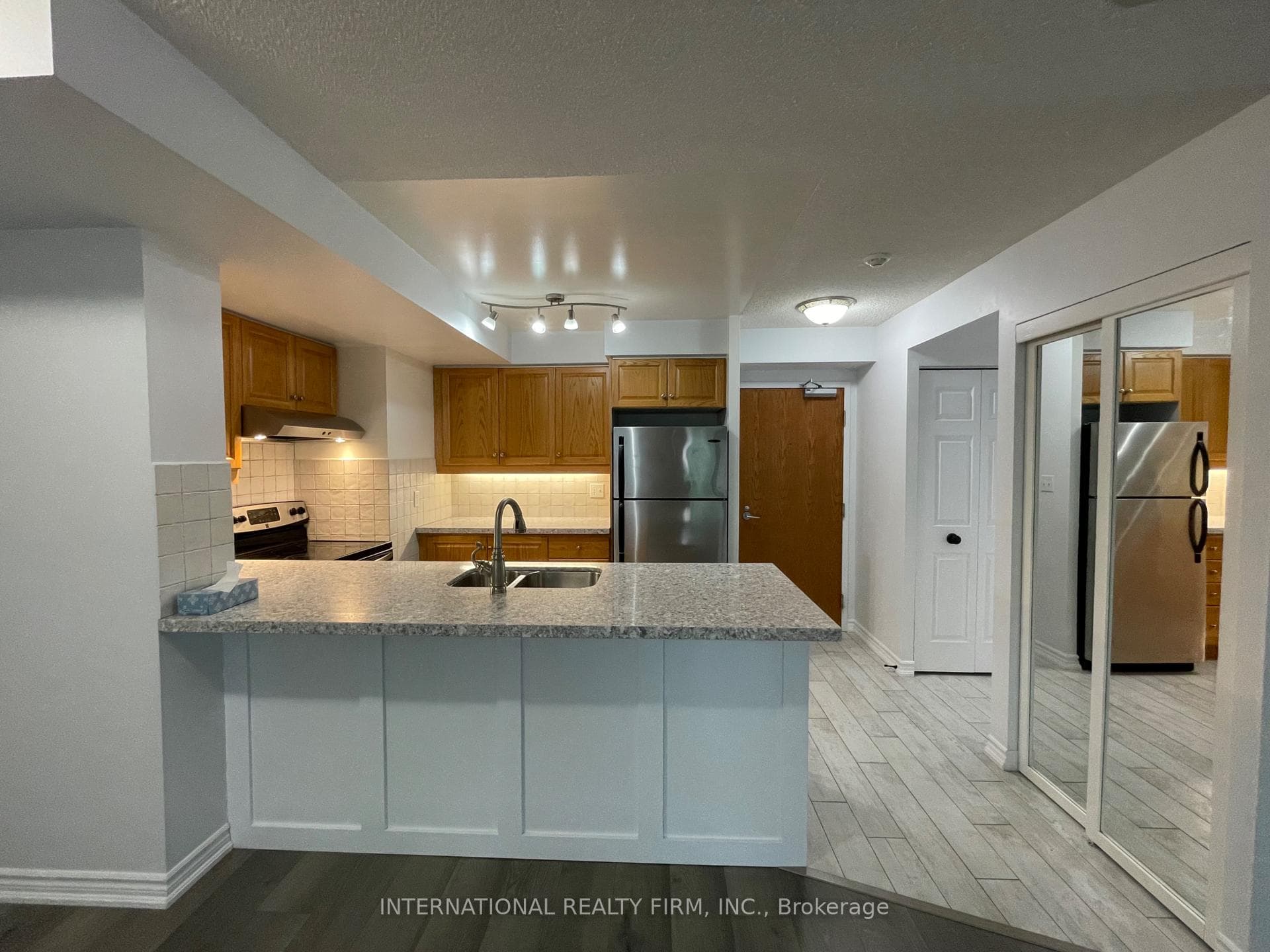 7 LORRAINE Drive Unit 709 photo 1