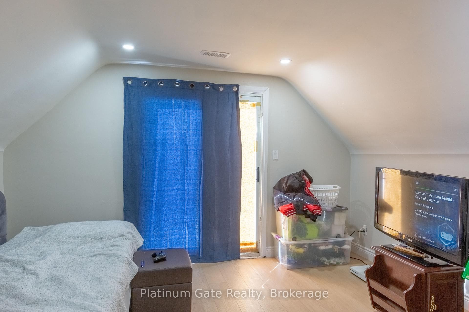 1040 Gladstone Avenue photo 10