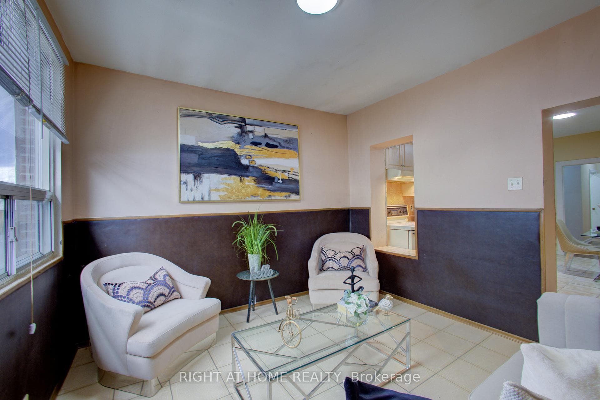 82 Uxbridge Avenue photo 9