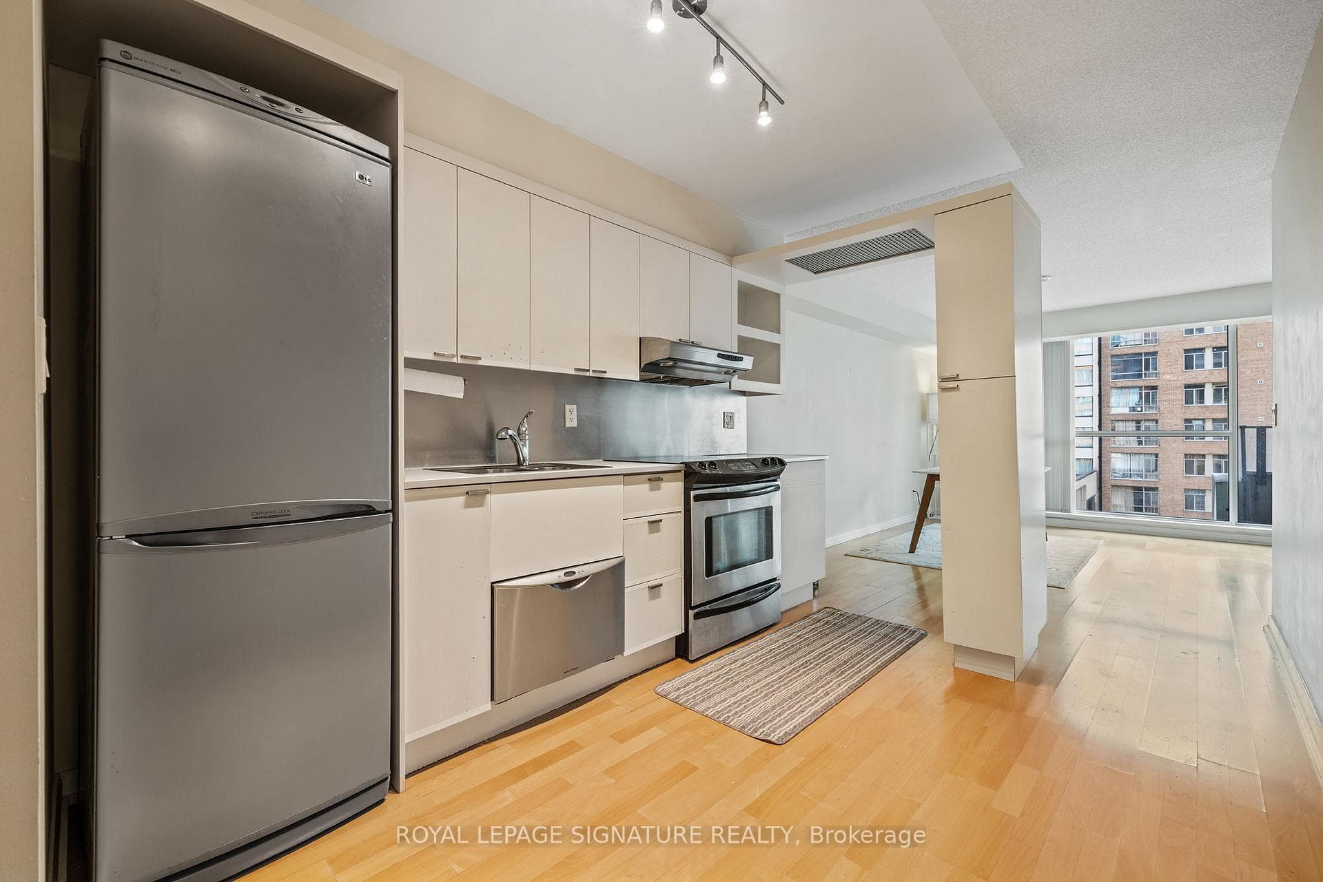 111 Elizabeth Street Unit 915 photo 4