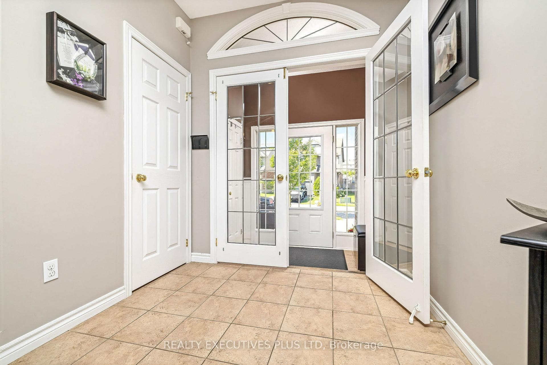 56 Dinnick Crescent photo 4