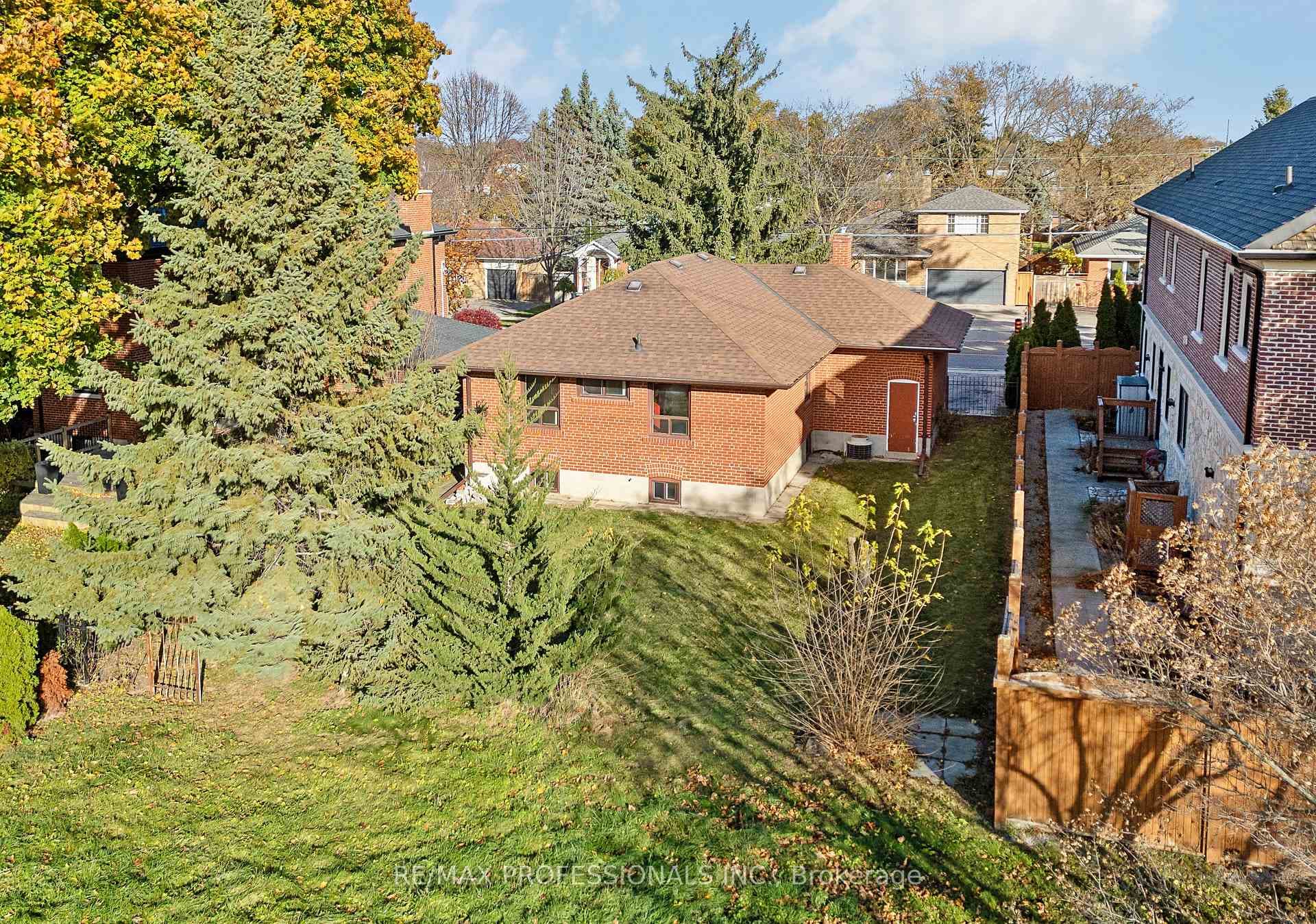 4 Lloyd Manor Road photo 37
