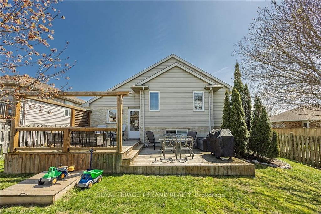 22 EDGEWELL Crescent photo 36