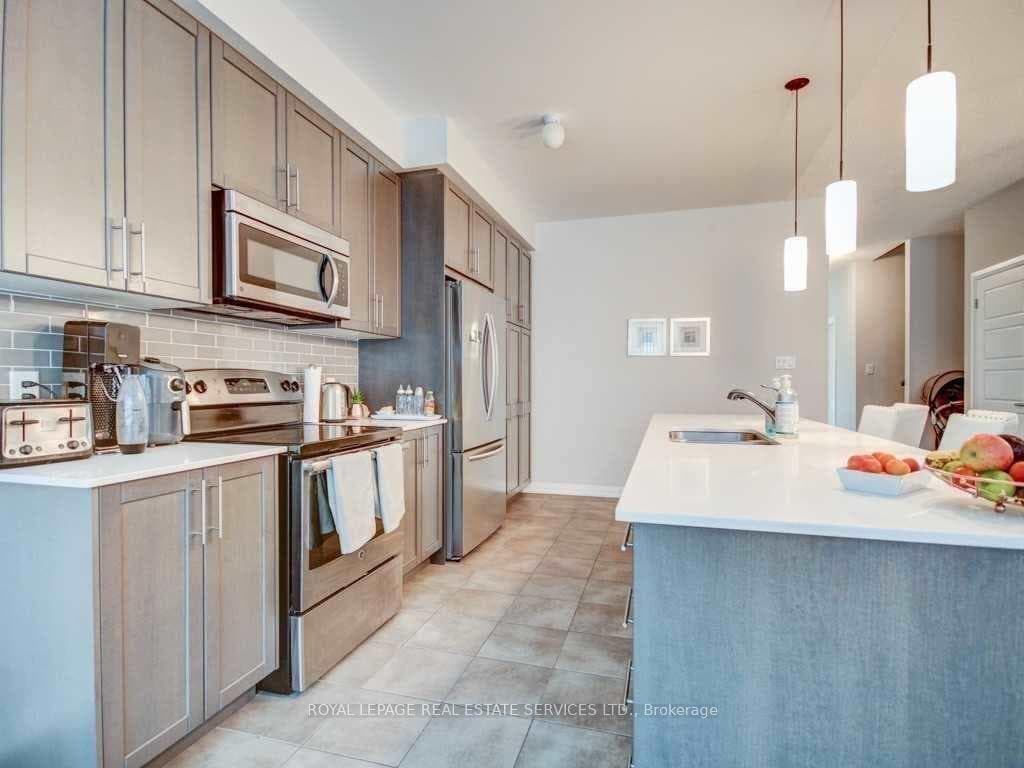 786 Banks Crescent photo 6