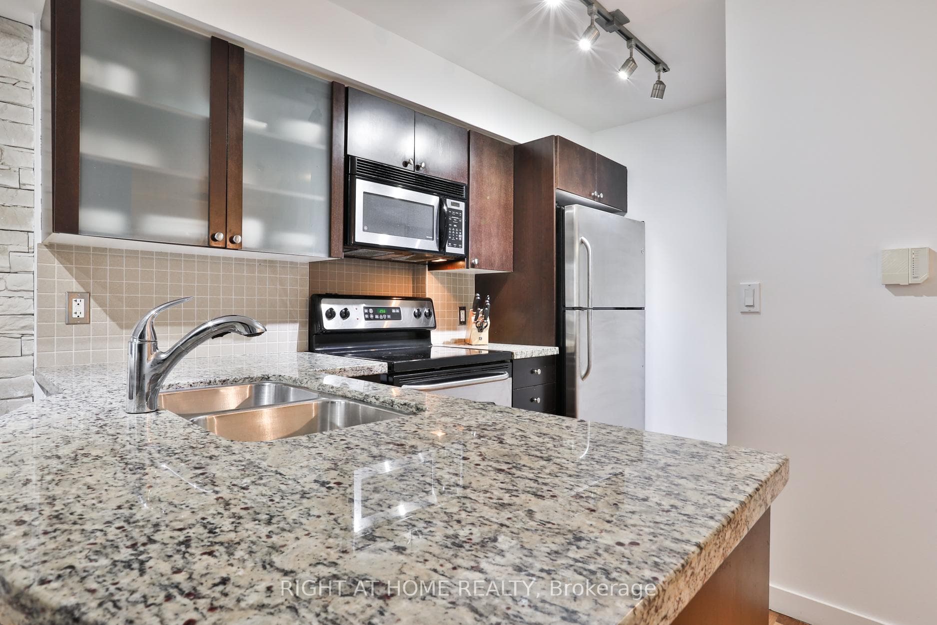 1005 King Street Unit 613 photo 3