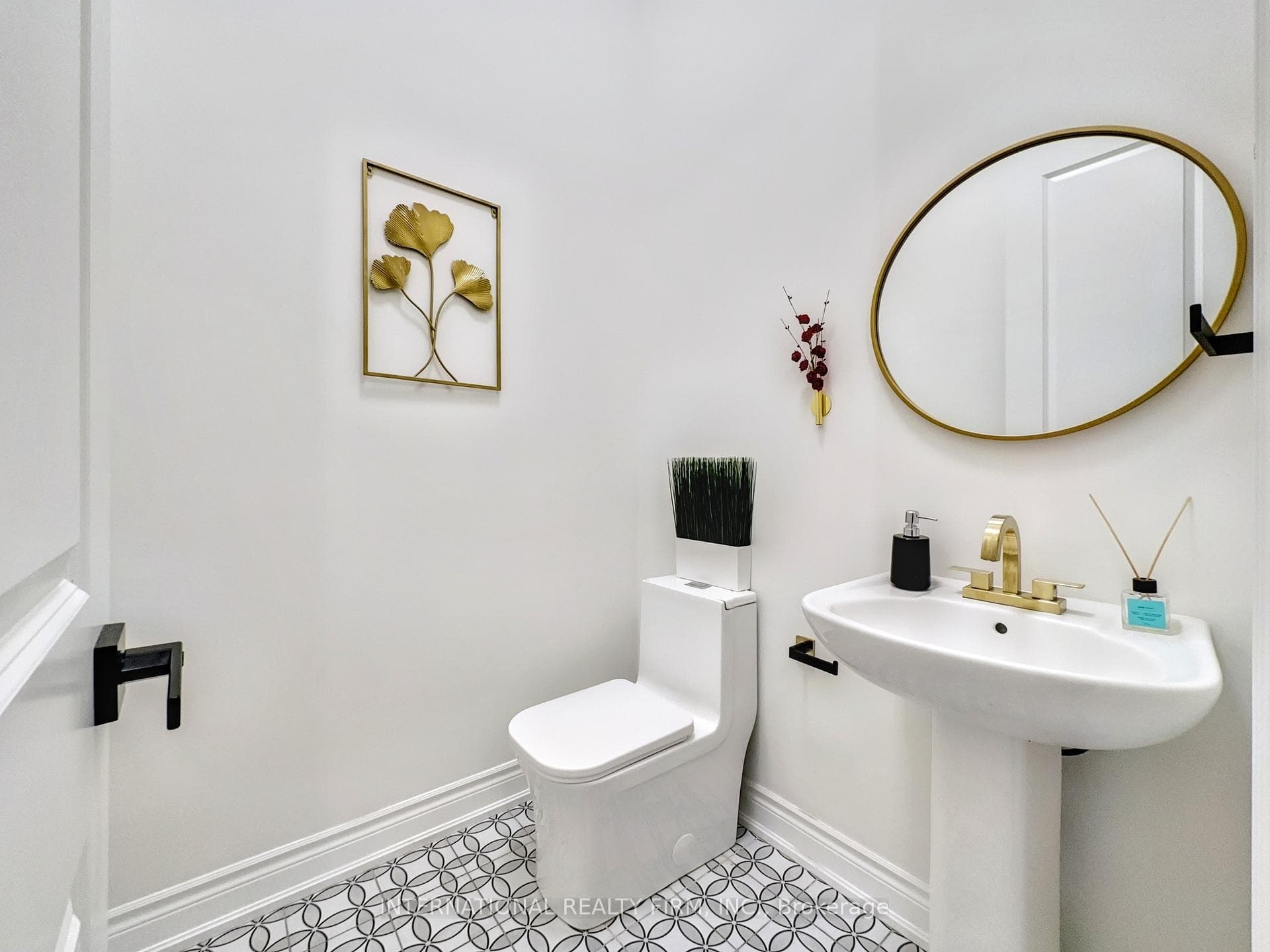 150 Cannes Avenue photo 19