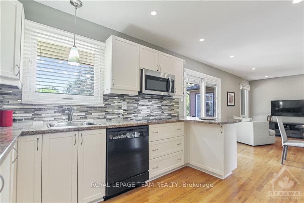 62 BANTING Way photo 12