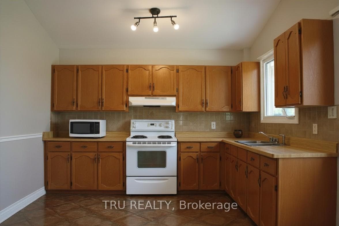 2422 Ouellette Road photo 9