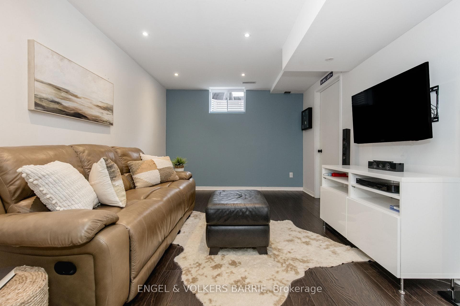 154 PICKETT Crescent photo 32