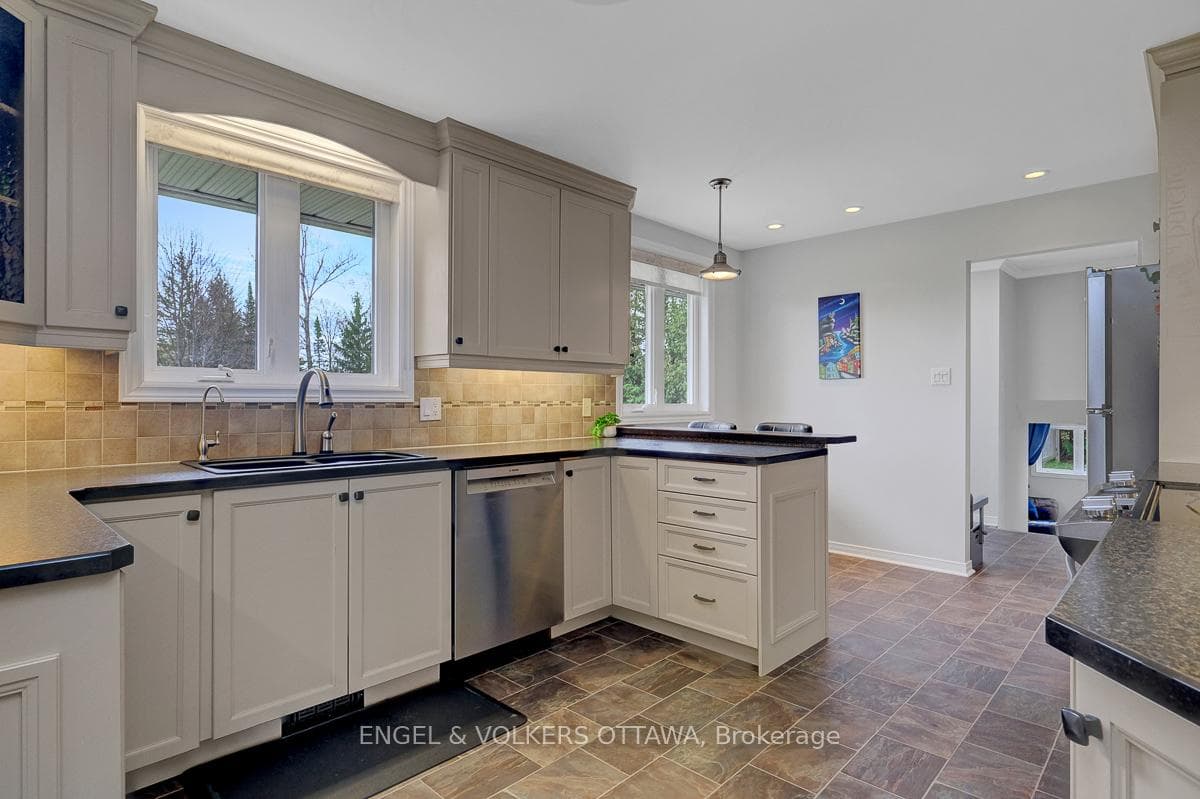 2963 Roger Stevens Drive photo 9