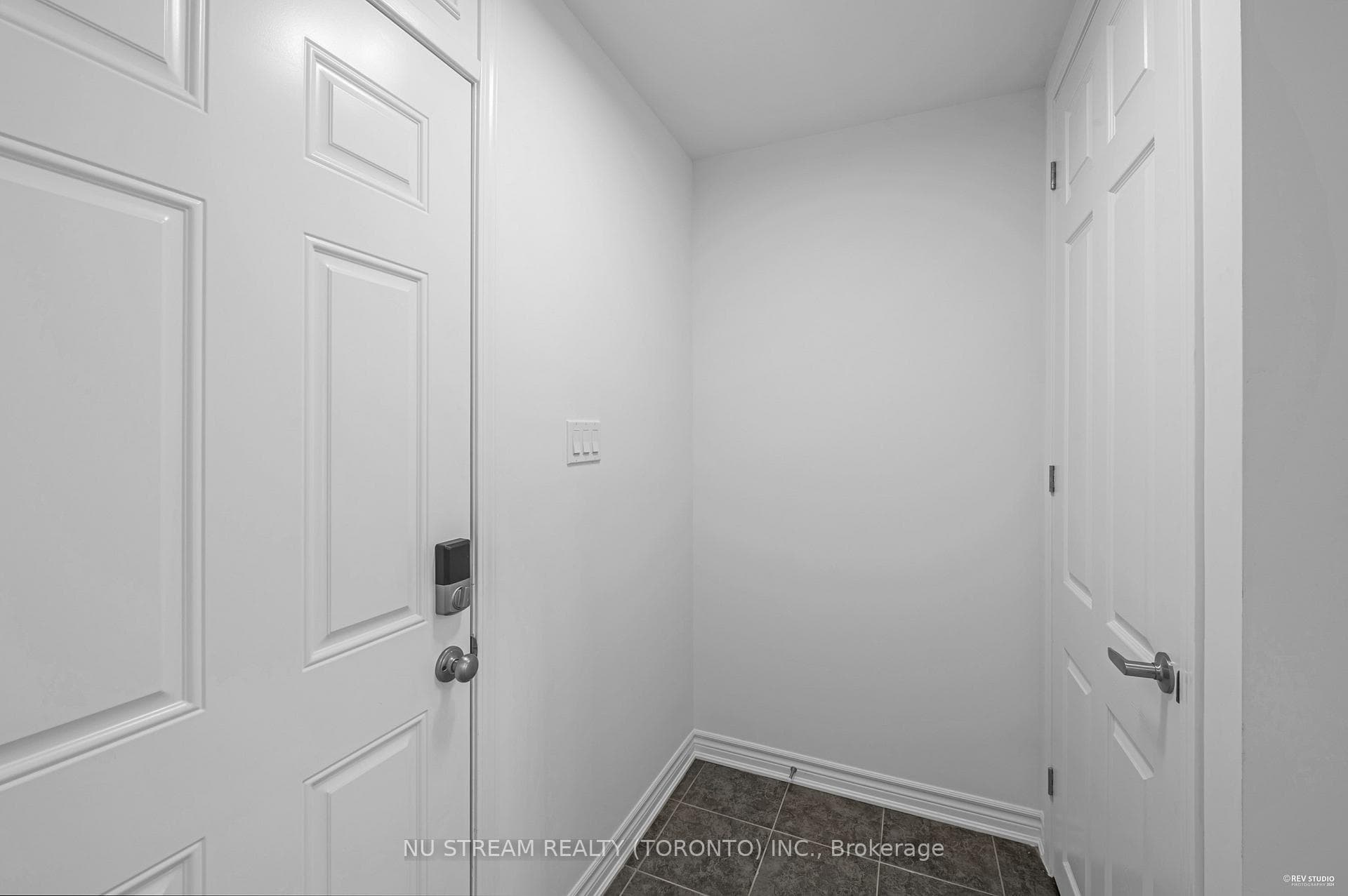 3034 Merrick Road photo 5