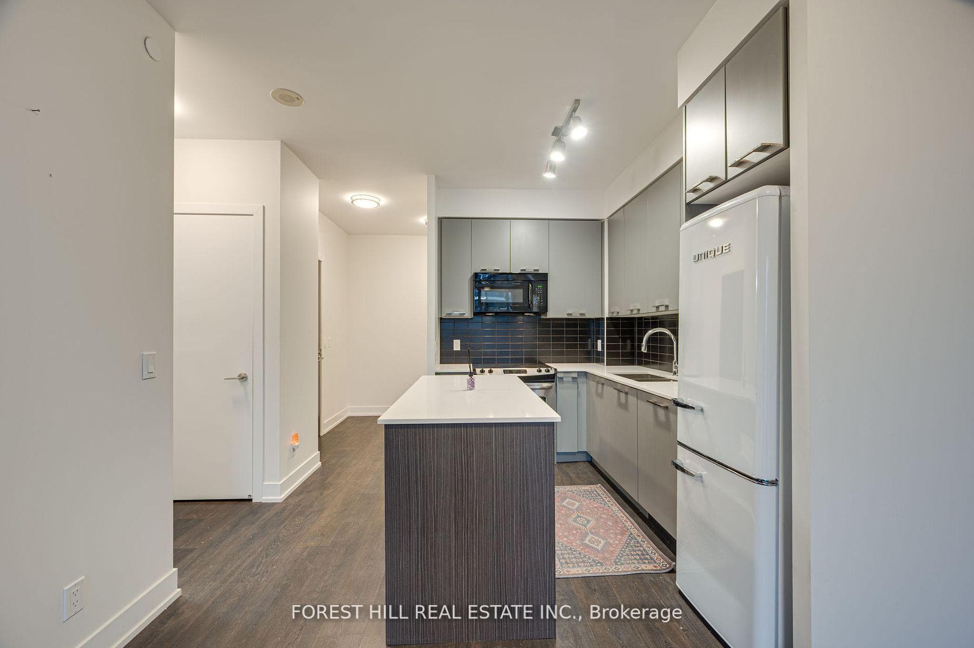 9471 Yonge Street Unit 1614 photo 4