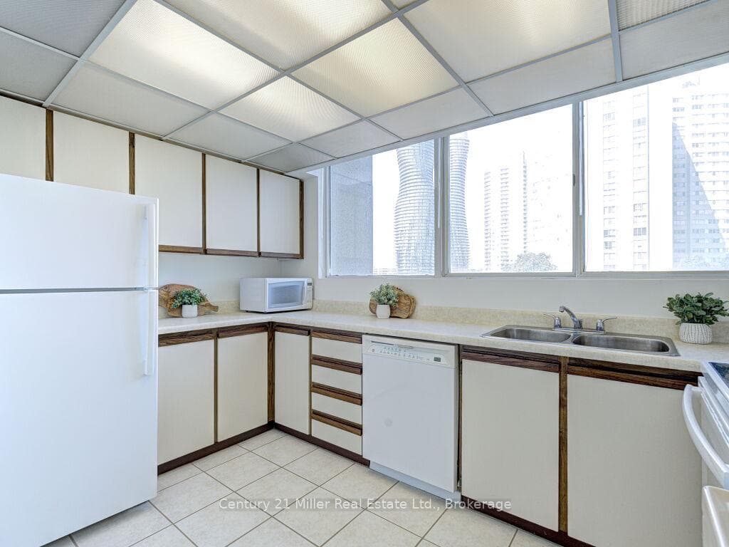 3695 Kaneff Crescent Unit #606 photo 10