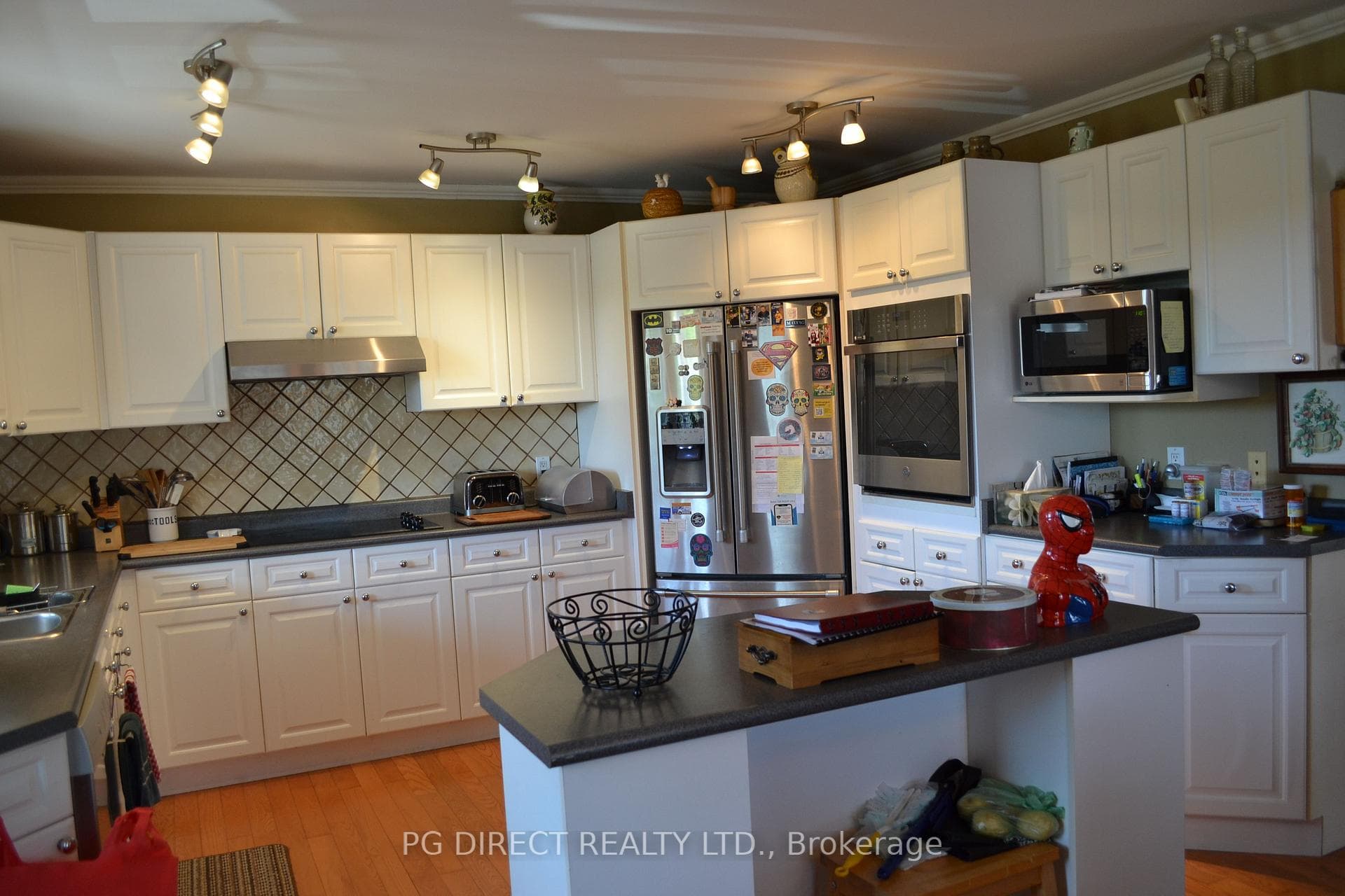 270 Pinecreek Crescent photo 3