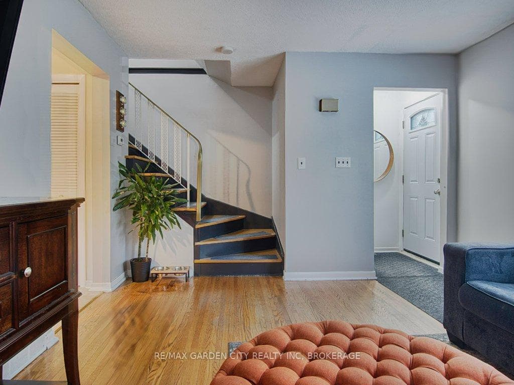 18 Prince Paul Crescent photo 7
