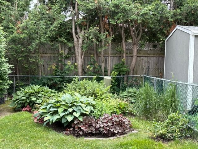 2166 Bickerton Avenue photo 40
