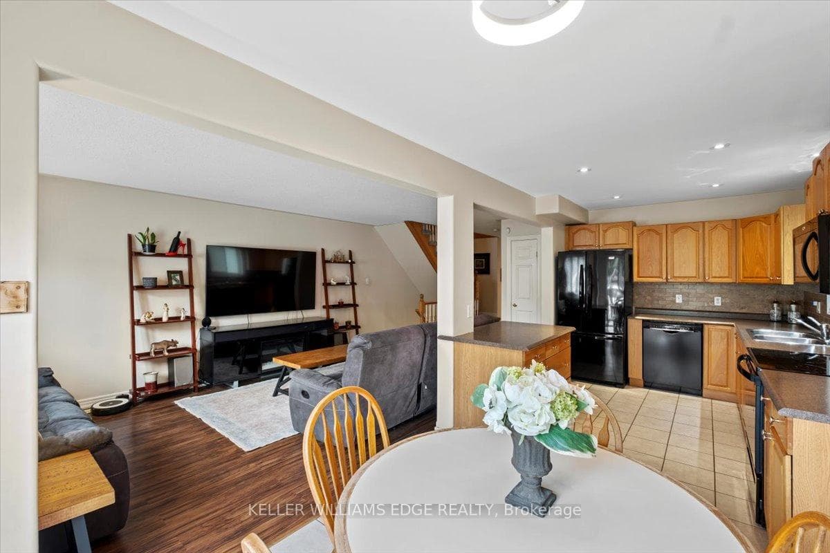 77 1/2 Marion Street photo 8