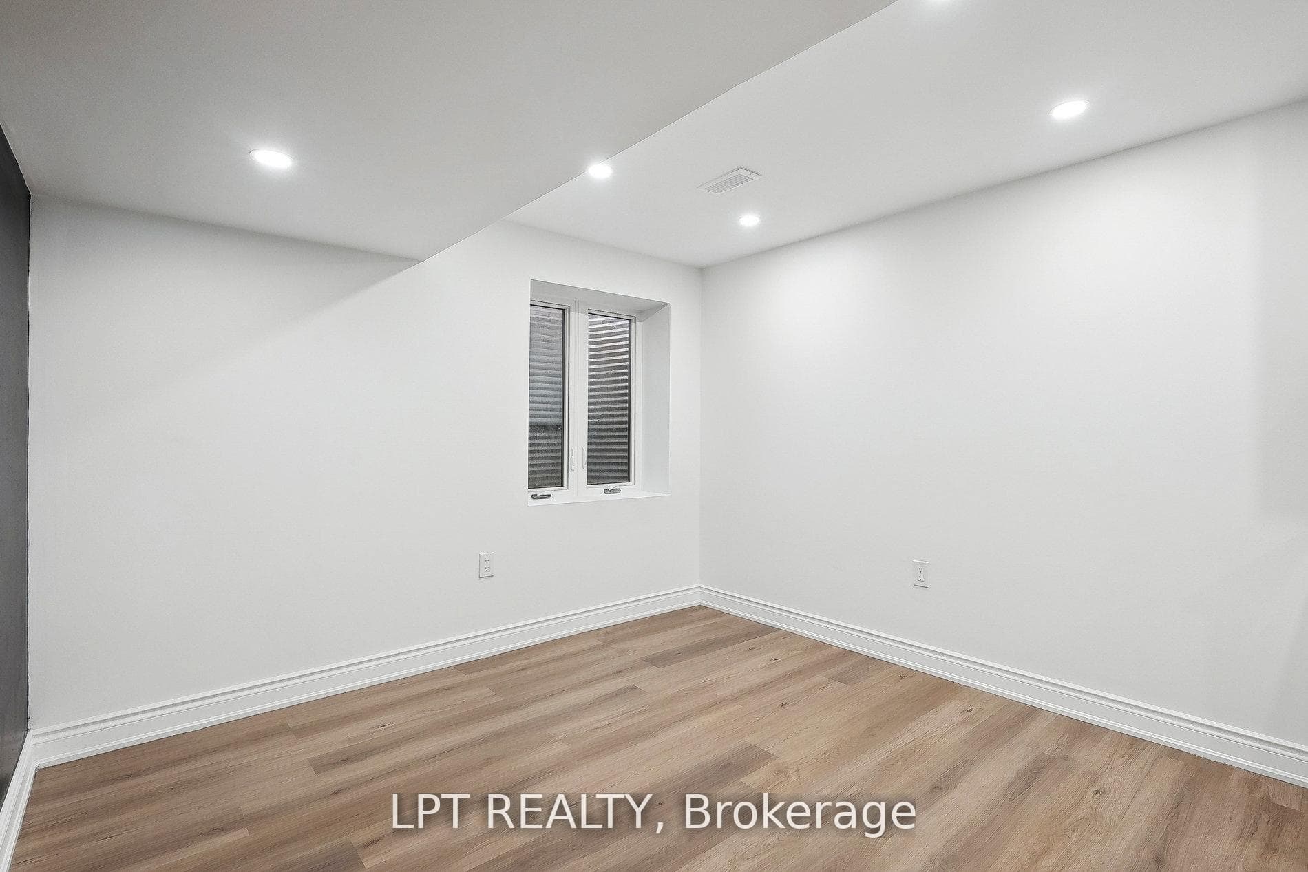 140 Springvalley Crescent Unit Lower photo 3