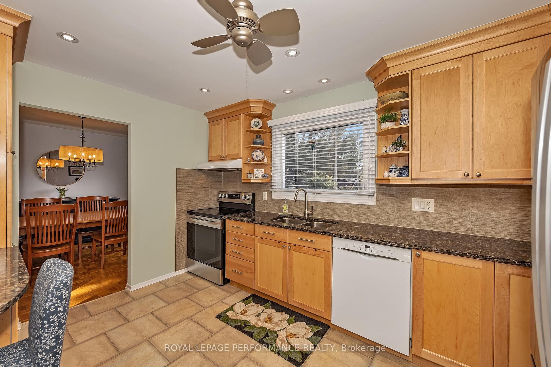 372 Phoenix Crescent photo 9