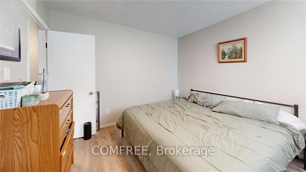 184 Simcoe Street photo 20