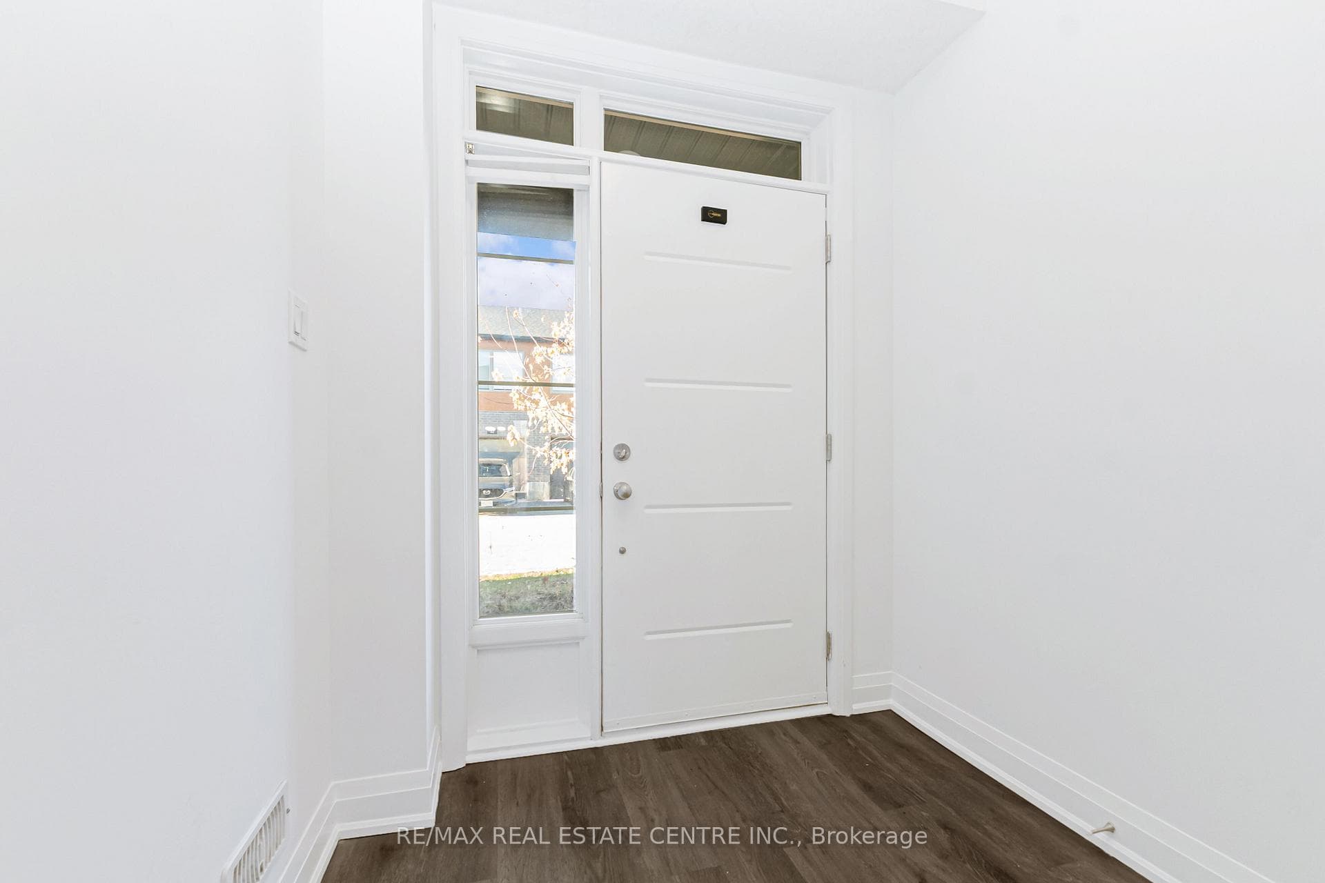 33 Steele Crescent photo 5