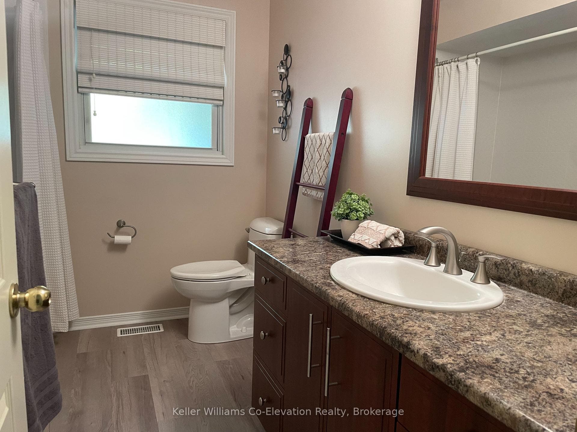 Main Flr Bath
