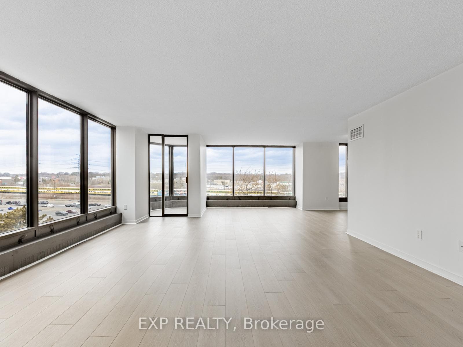 2045 Lake Shore Boulevard Unit 609 photo 3