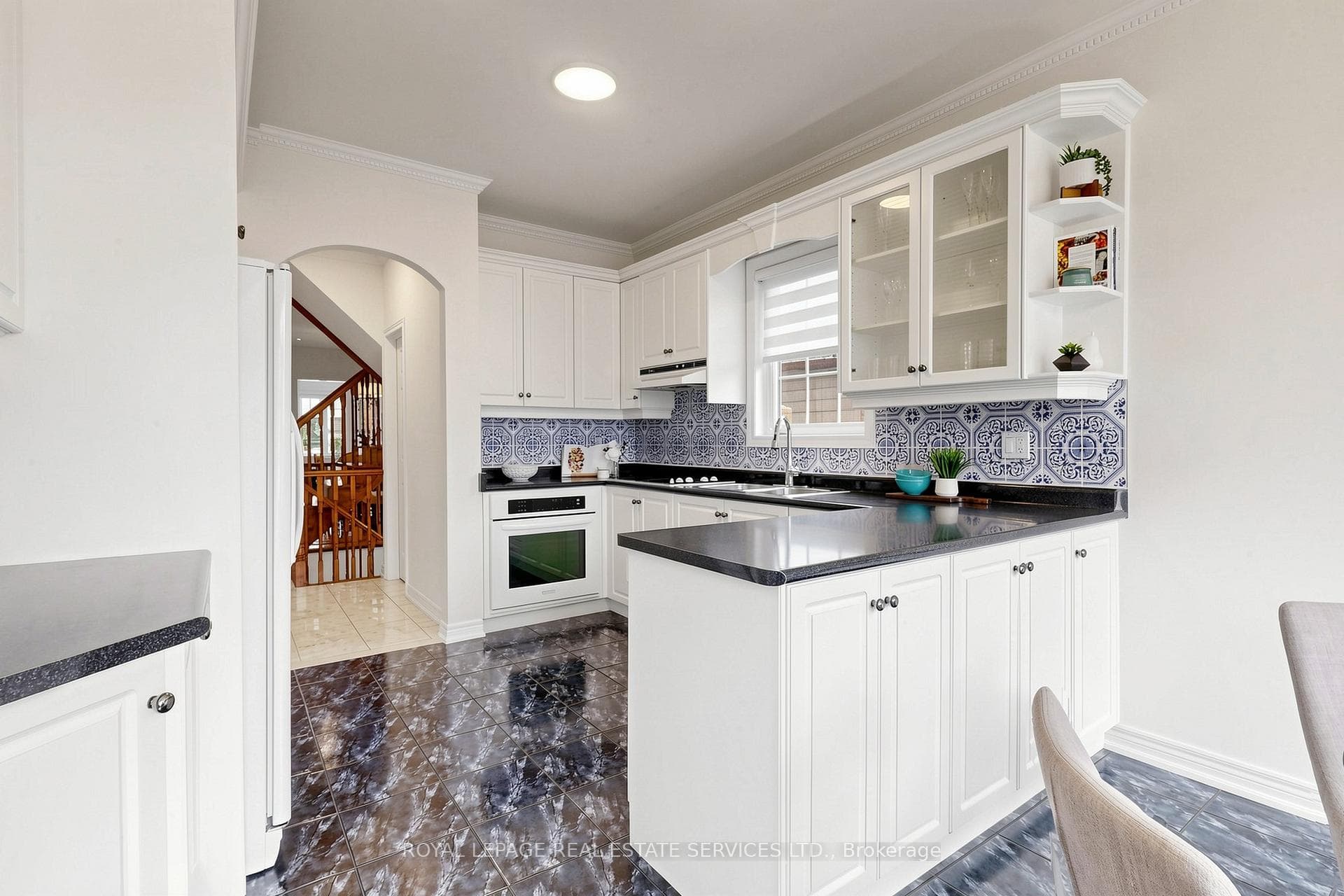 256 Earlscourt Avenue photo 10