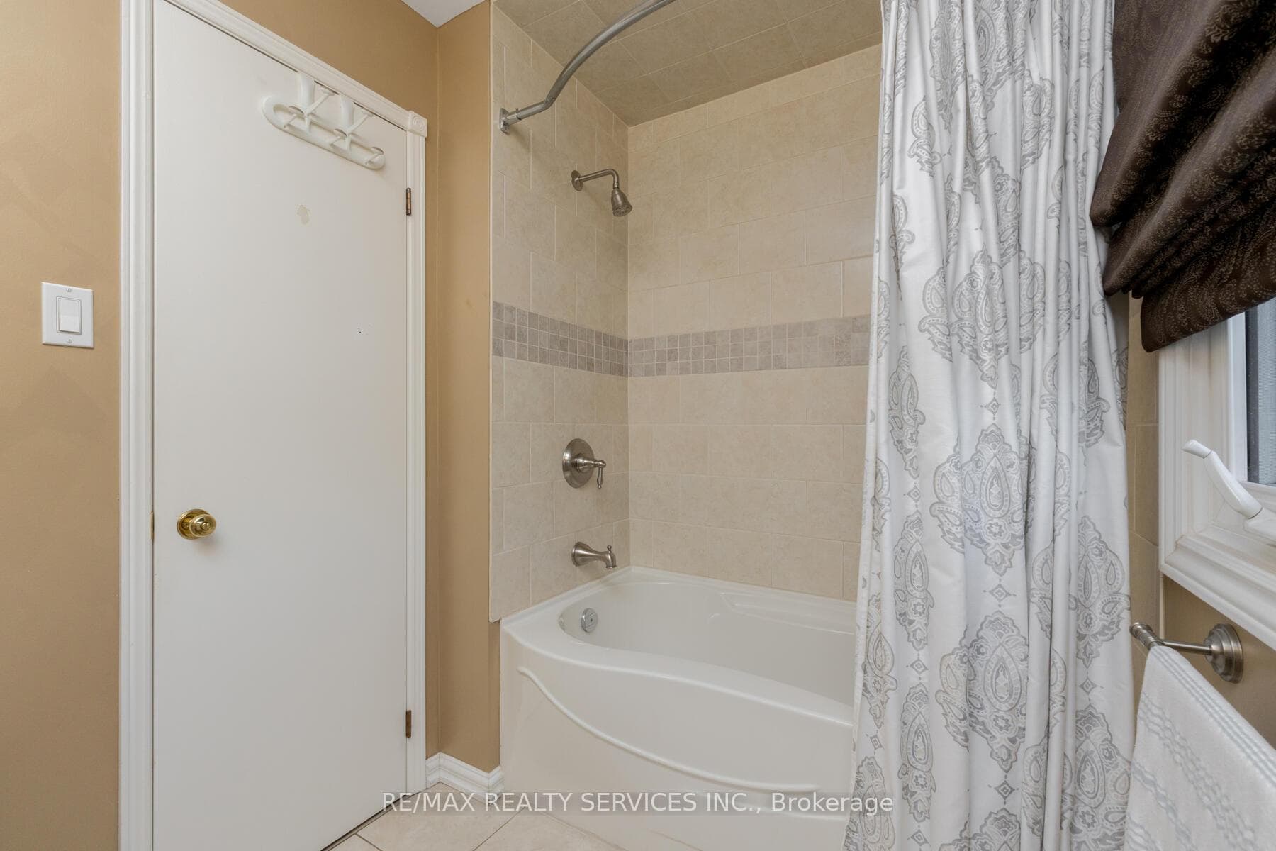 46 Hall Crescent photo 29
