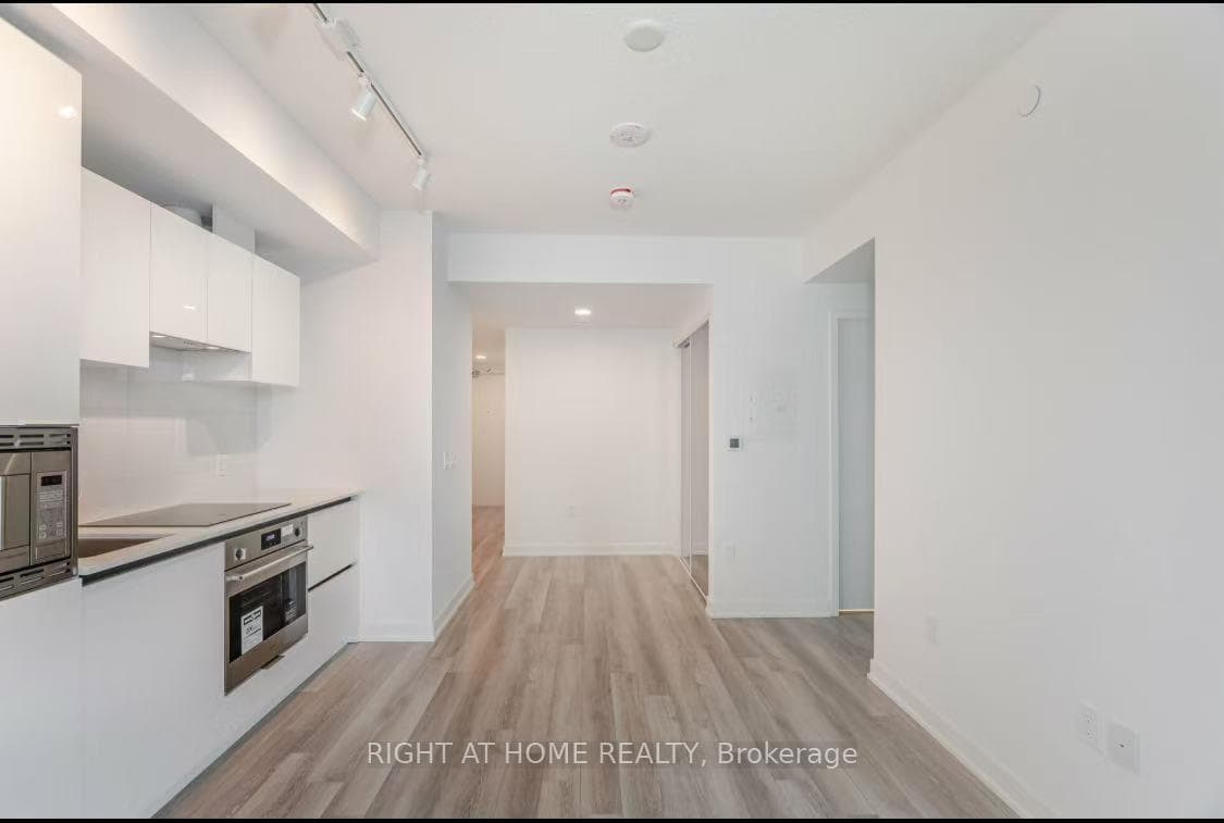 230 SIMCOE Street Unit 2820 photo 3