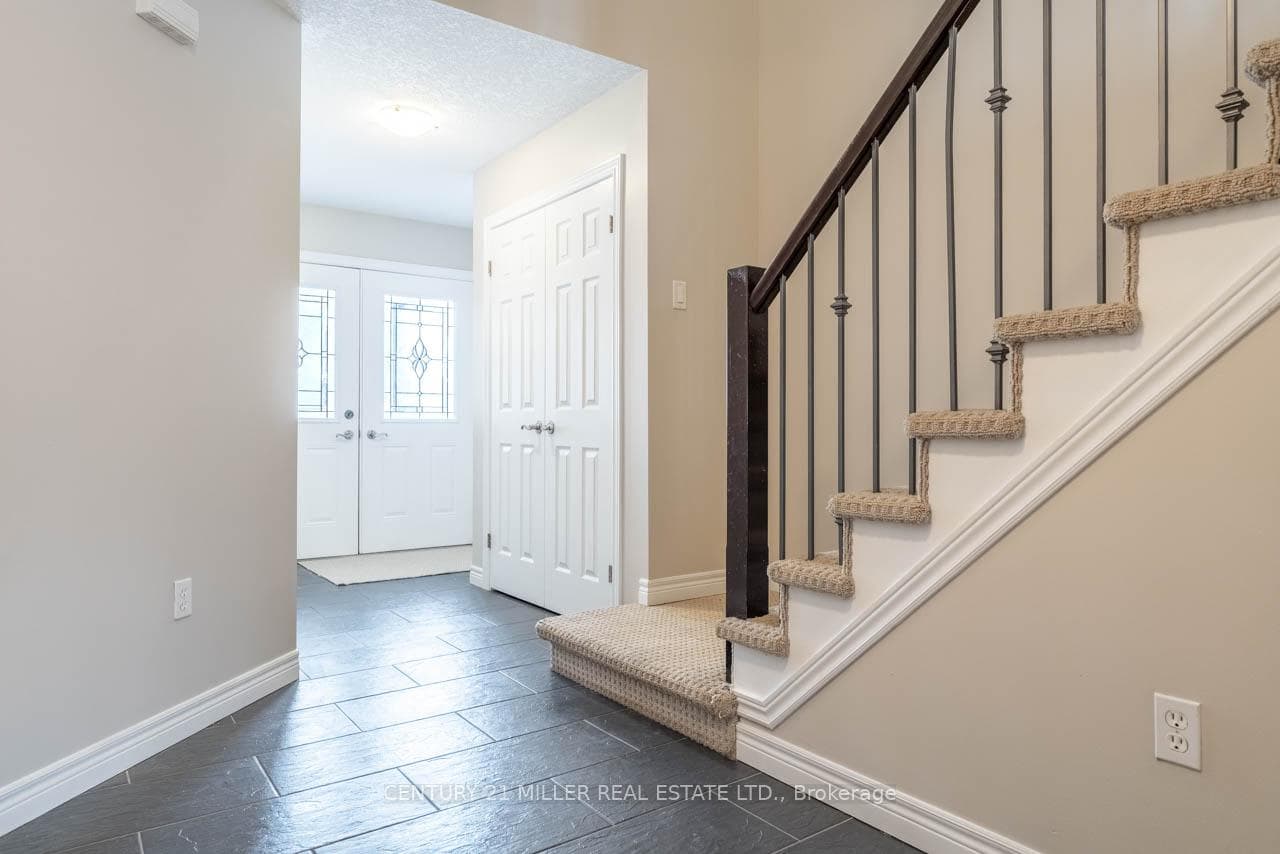 19 Henderson Drive photo 3