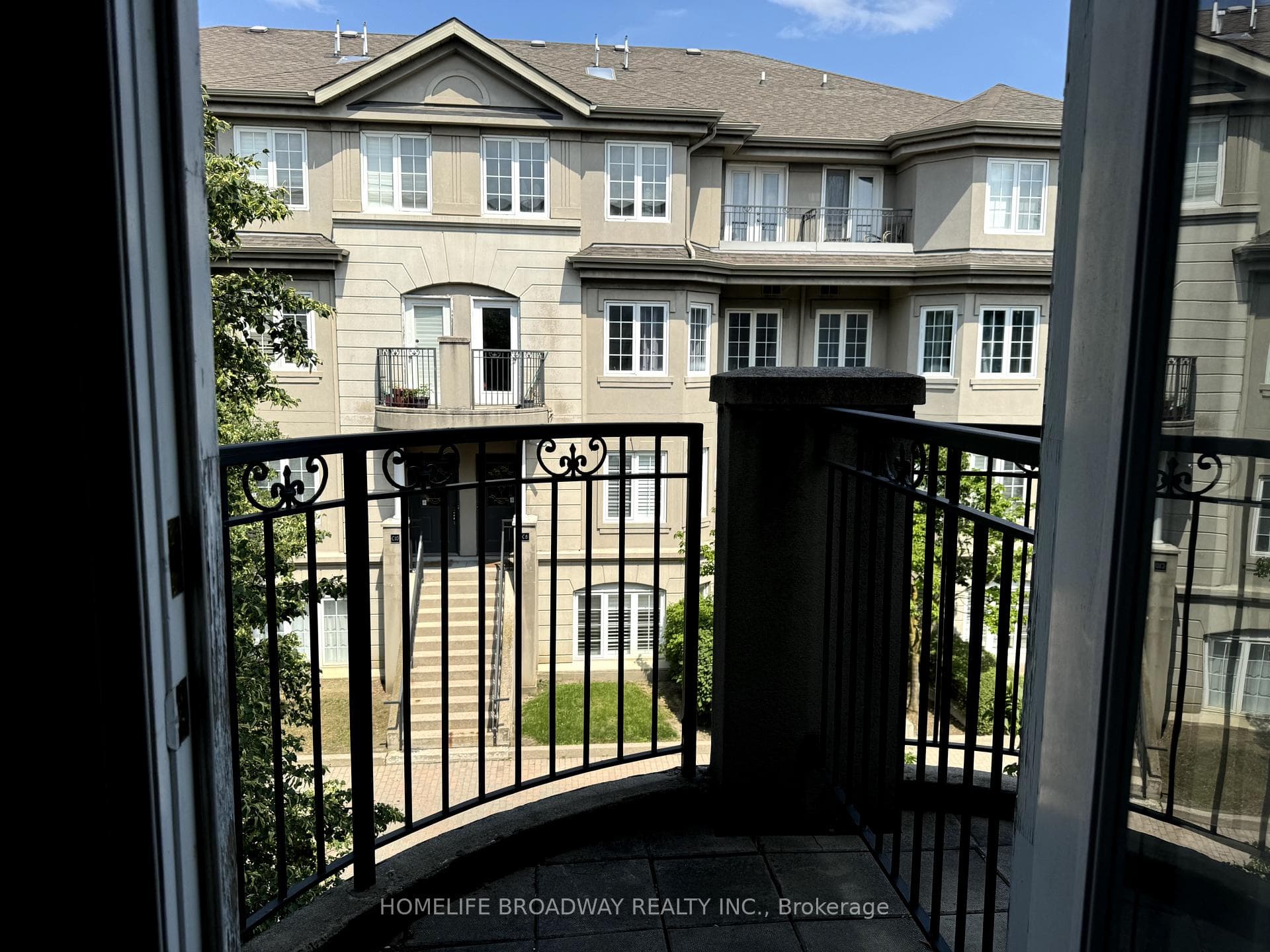 108 Finch Avenue Unit B38 photo 2