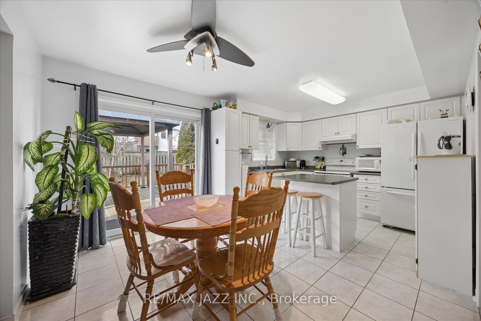 1395 Ashgrove Crescent photo 5