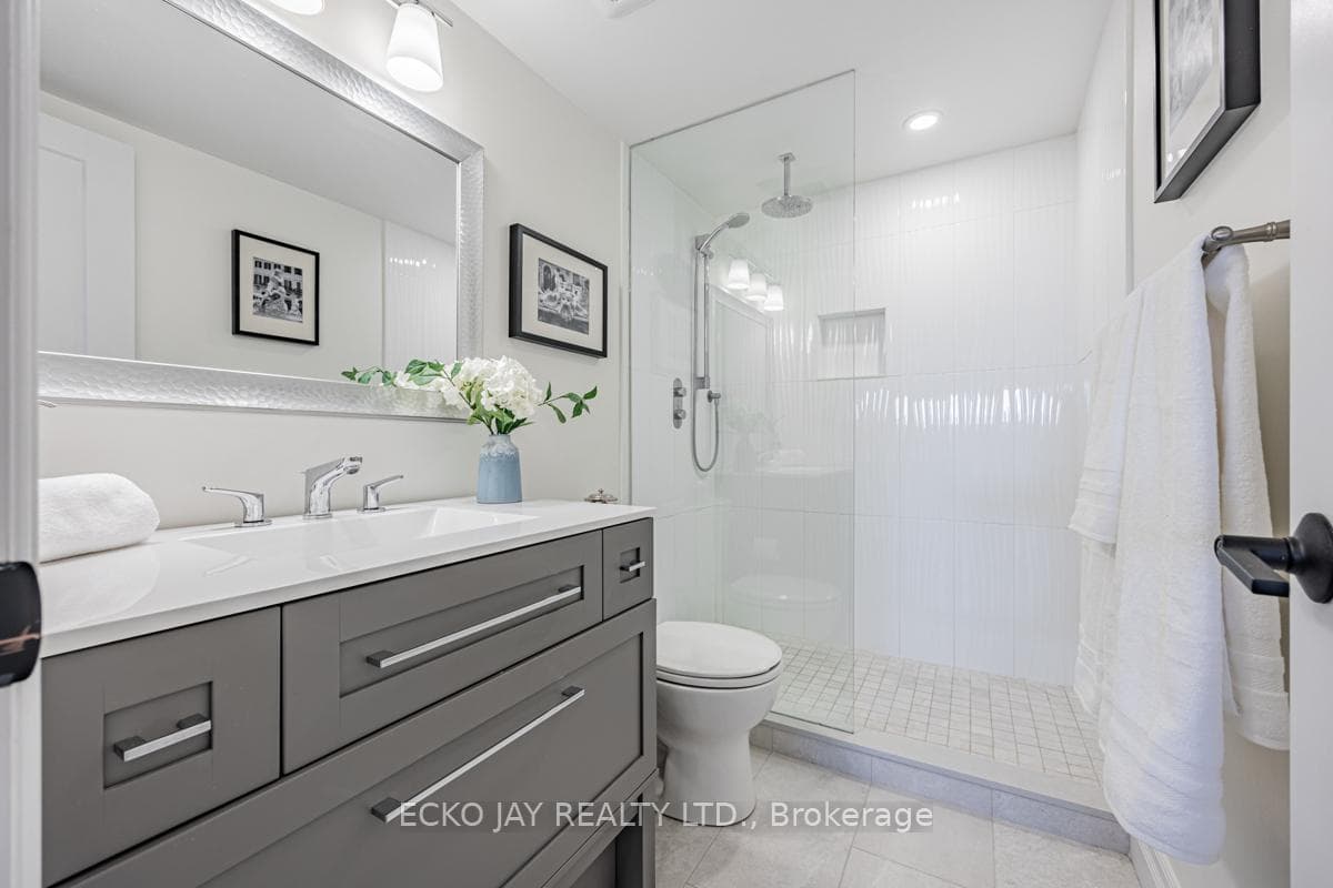 812 Burnhamthorpe Road Unit 1604 photo 21